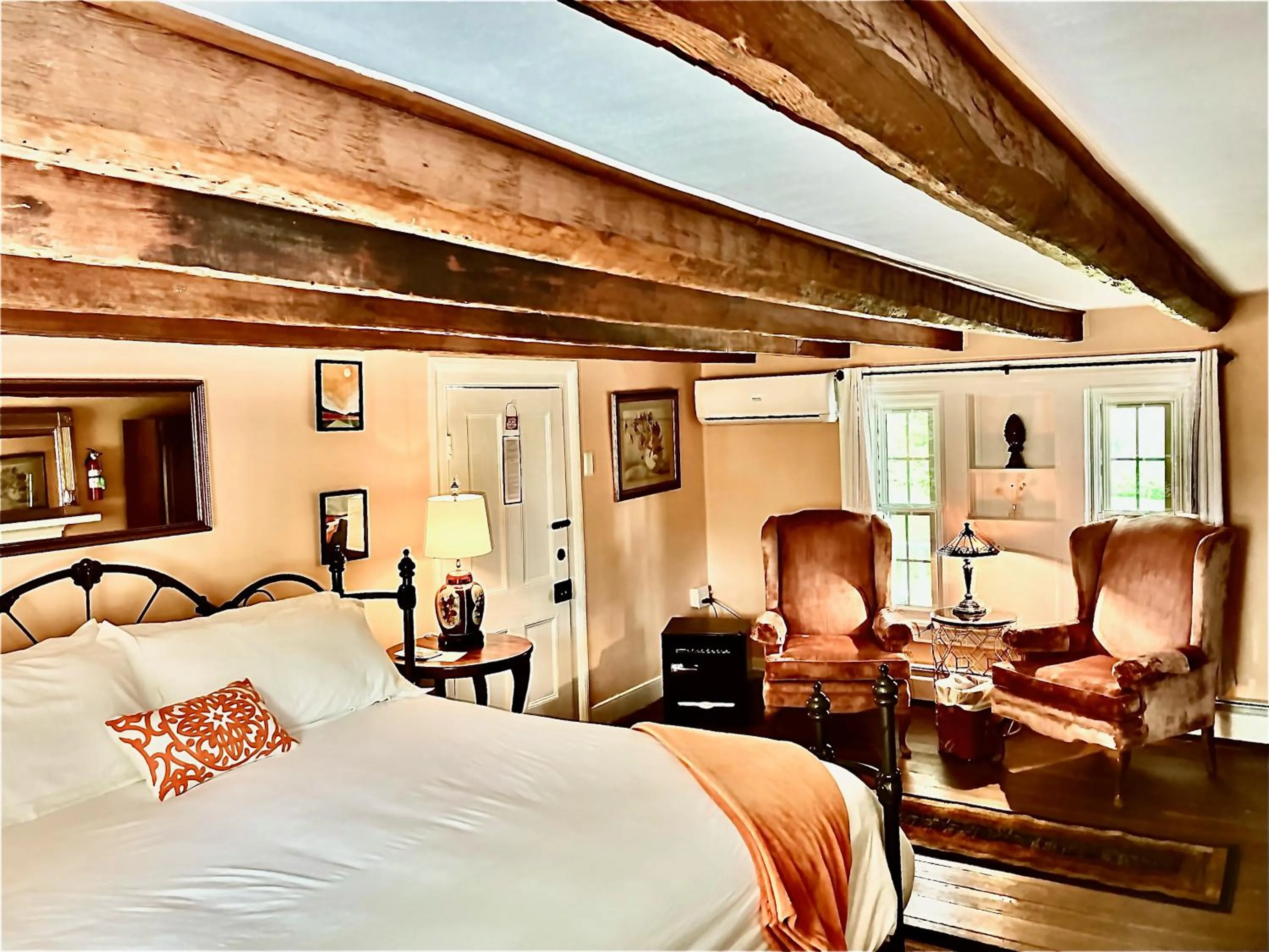 Bed in Prospect Hill Inn & Restaurant