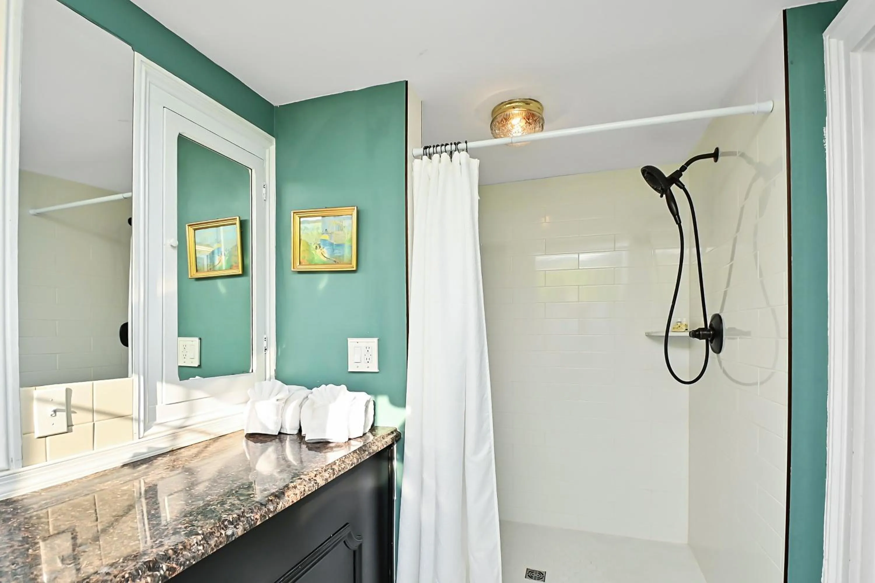 Shower in Prospect Hill Inn & Restaurant