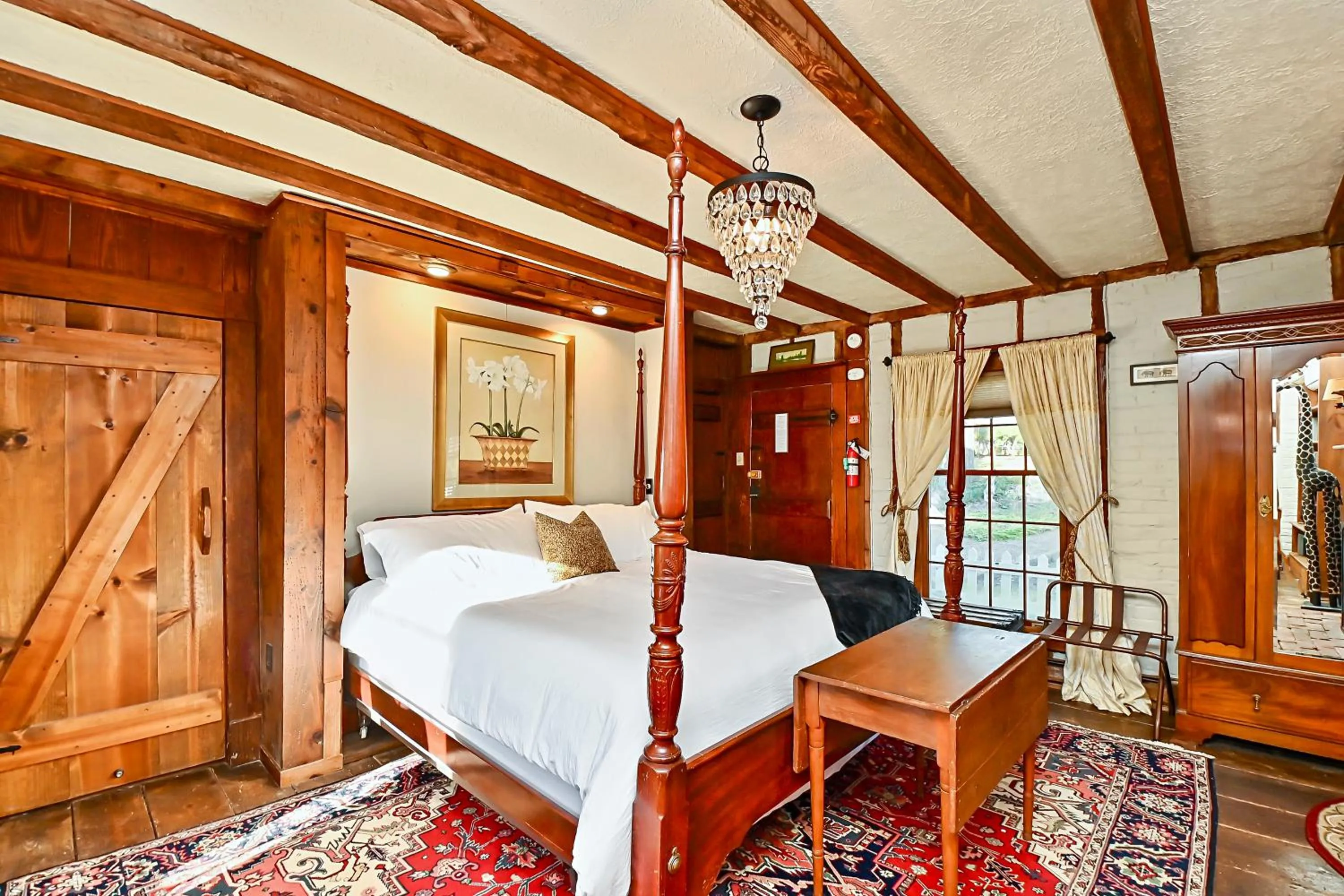 Bed in Prospect Hill Inn & Restaurant