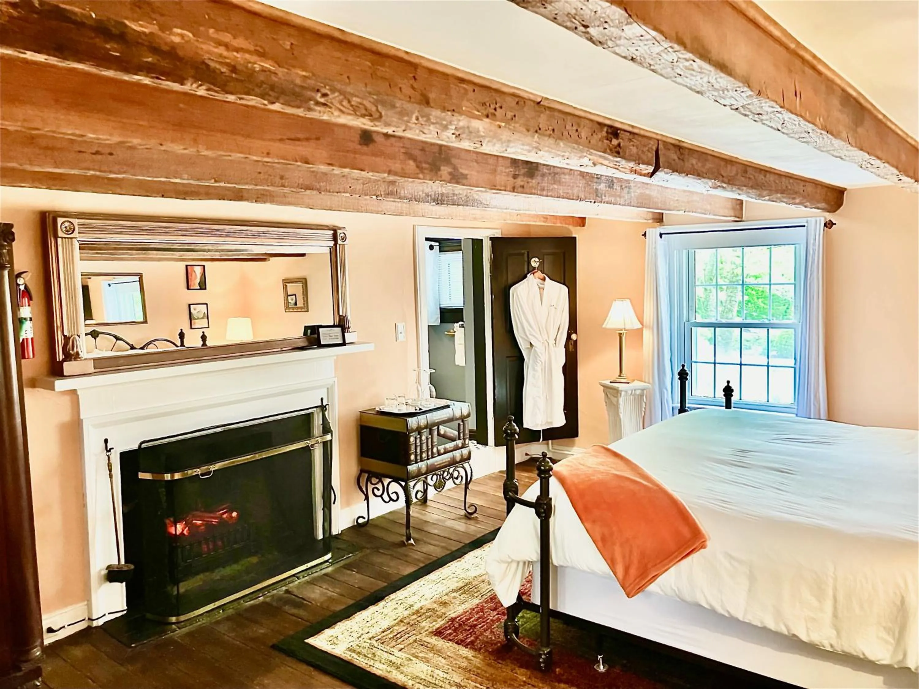 Bed in Prospect Hill Inn & Restaurant