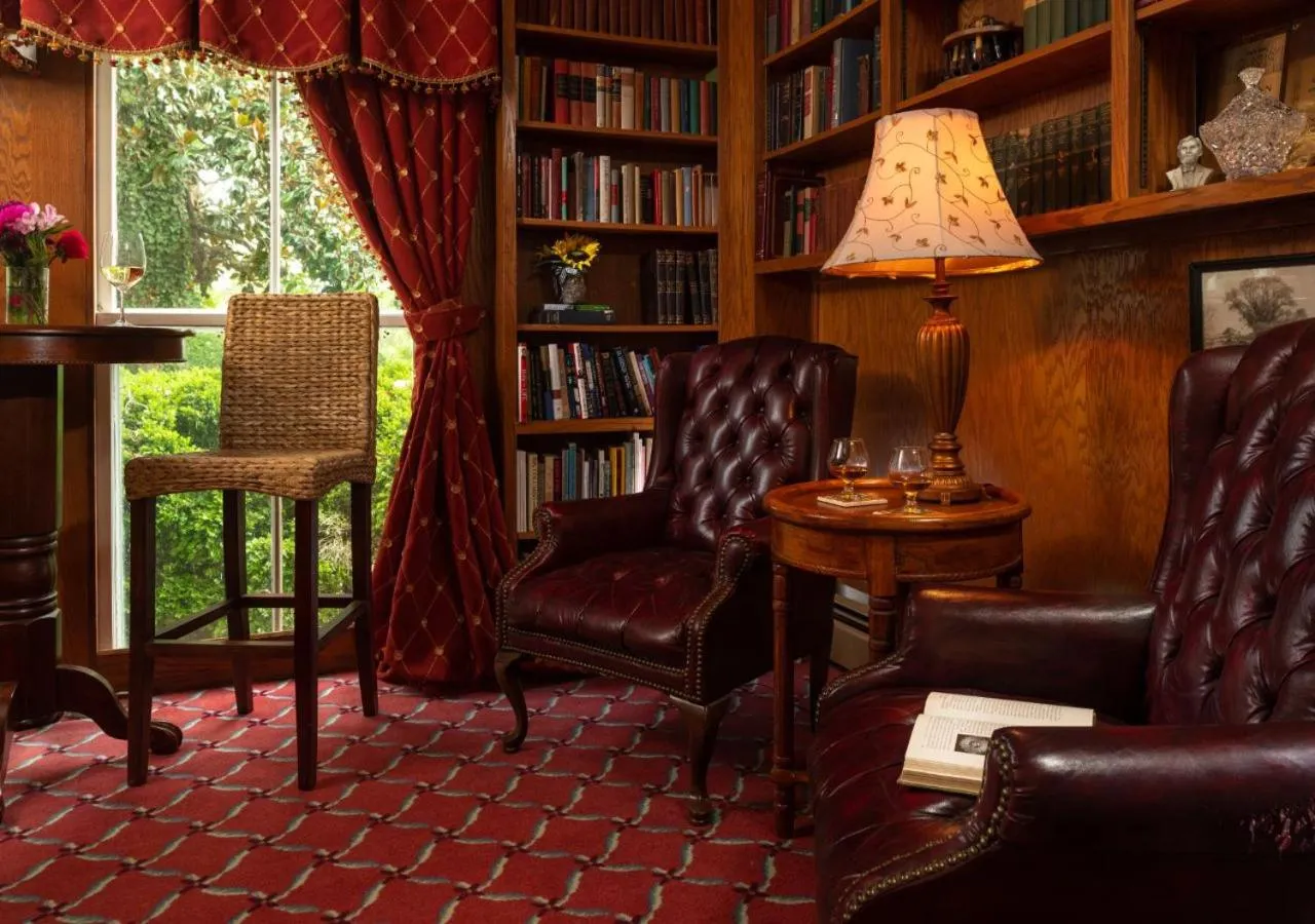 Lounge or bar in Prospect Hill Inn & Restaurant