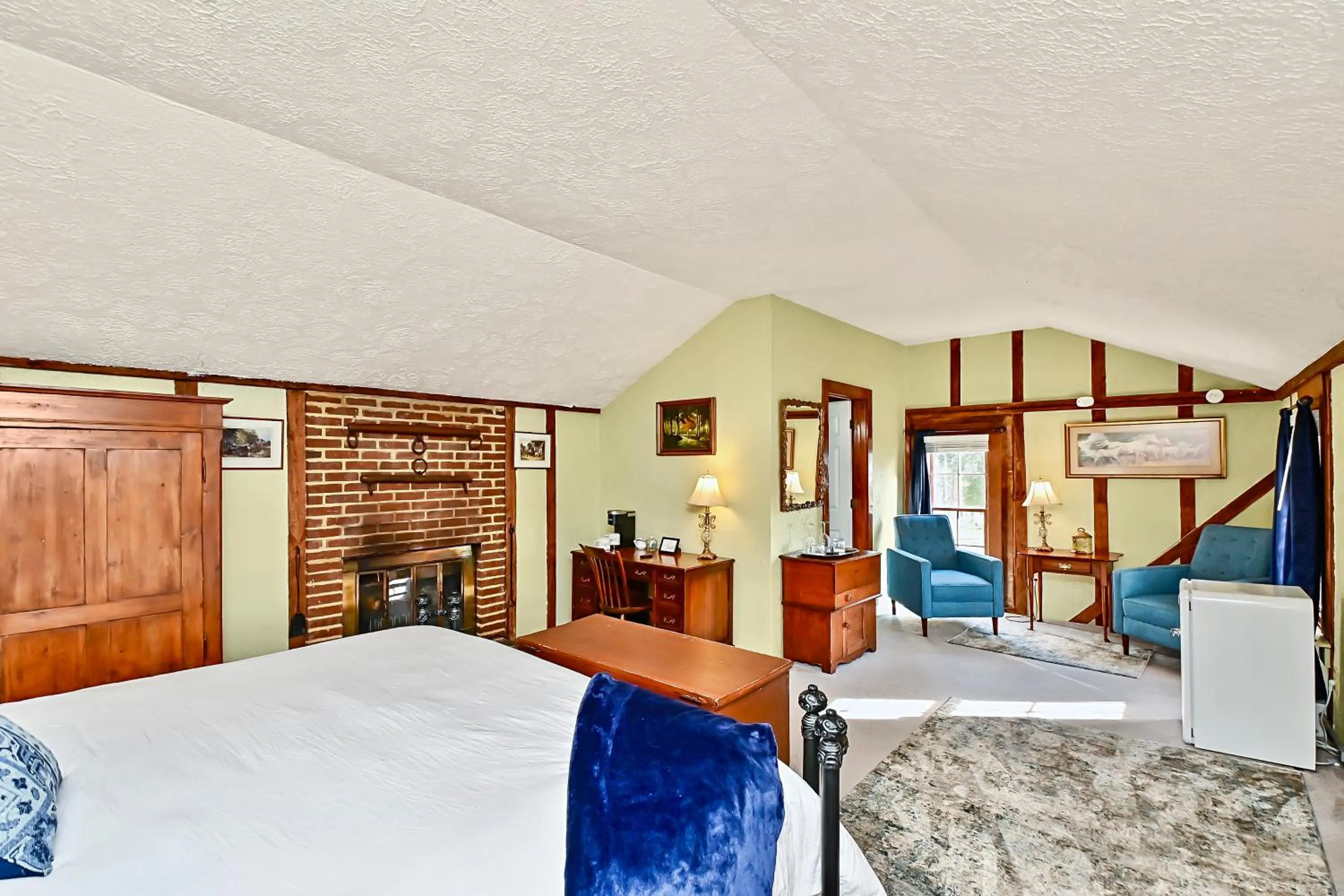 Bed in Prospect Hill Inn & Restaurant