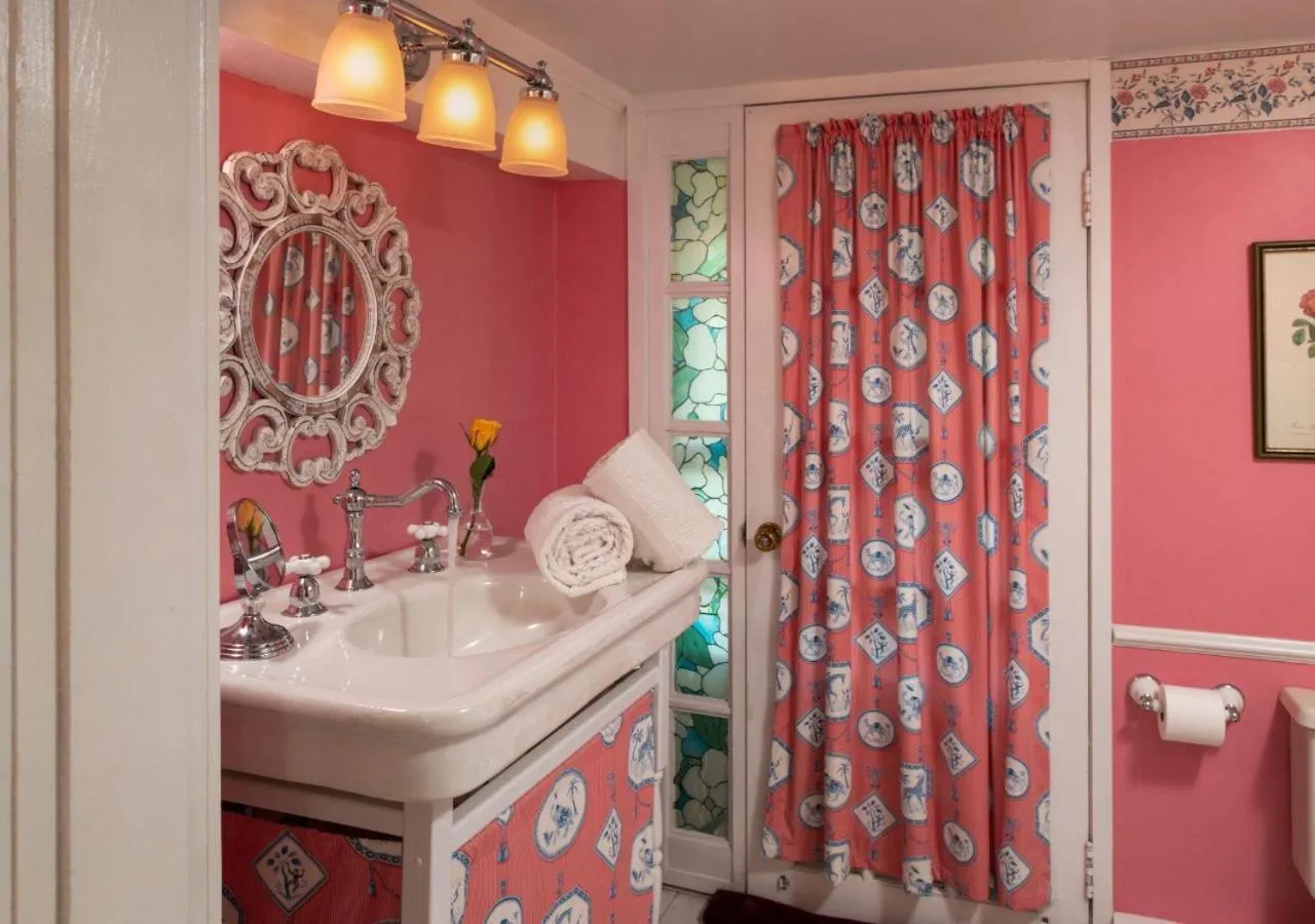 Bathroom in Prospect Hill Inn & Restaurant