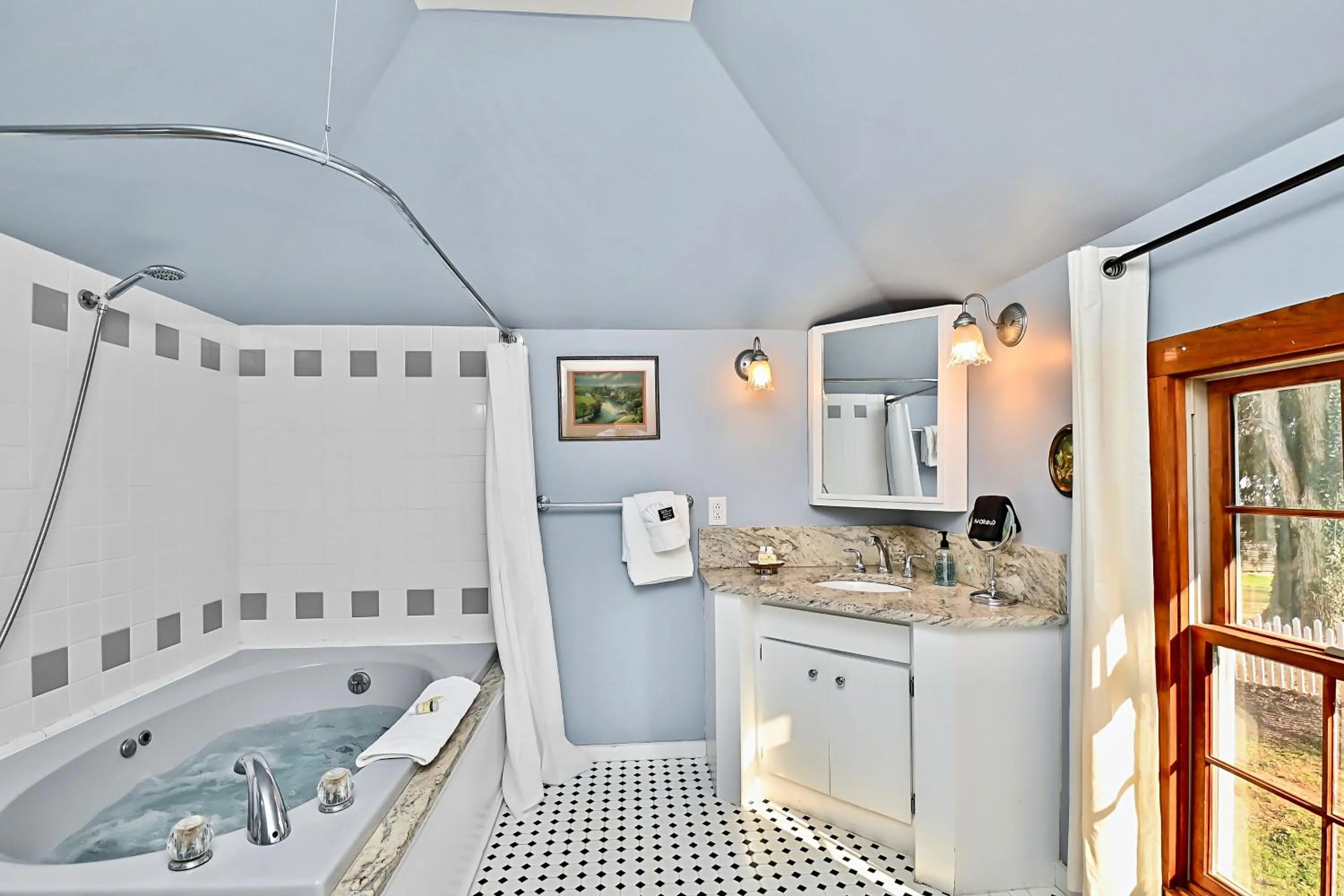 Bathroom in Prospect Hill Inn & Restaurant