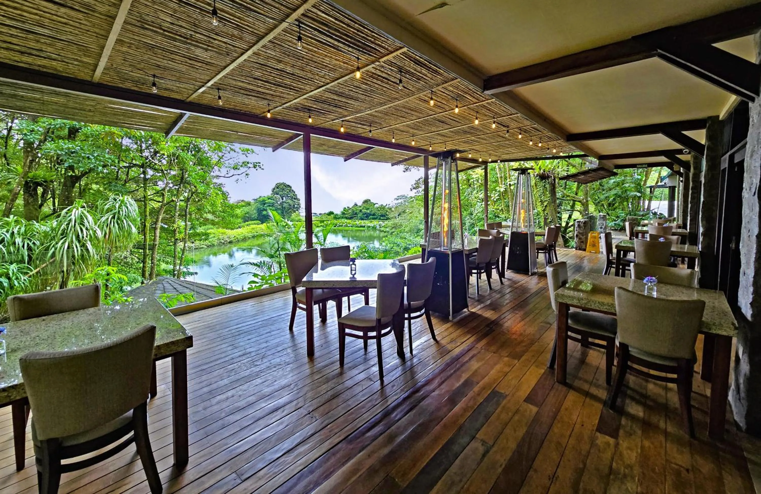 Restaurant/places to eat in El Establo Mountain Hotel