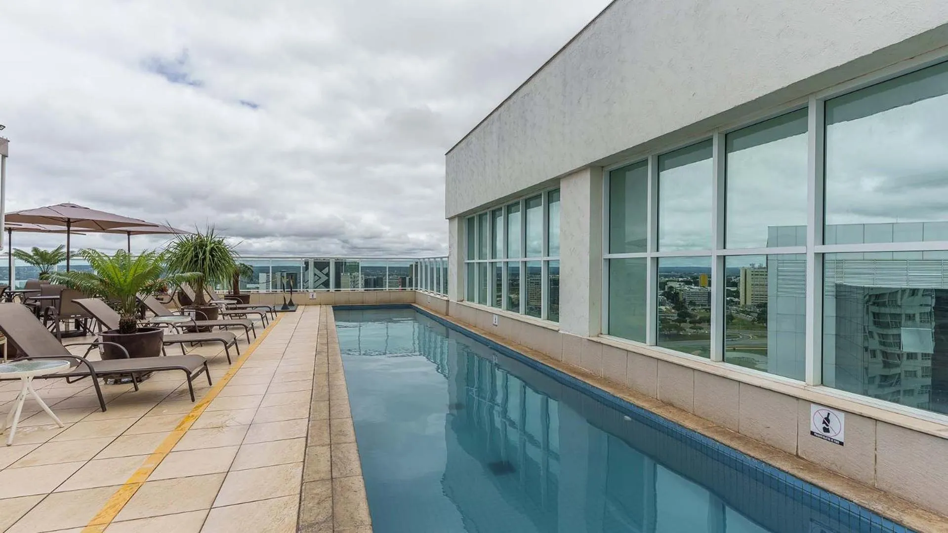 Swimming pool in Saint Moritz Hplus Express