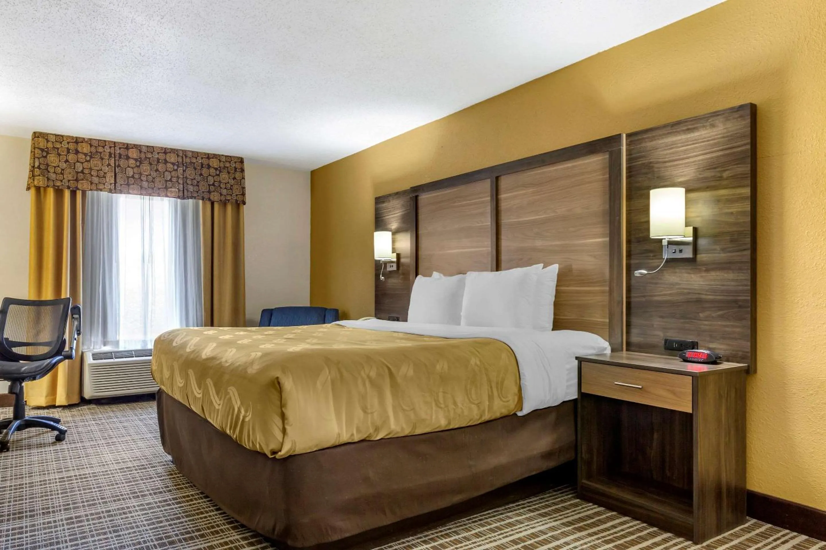 Photo of the whole room, Bed in Quality Inn & Suites - Greensboro-High Point