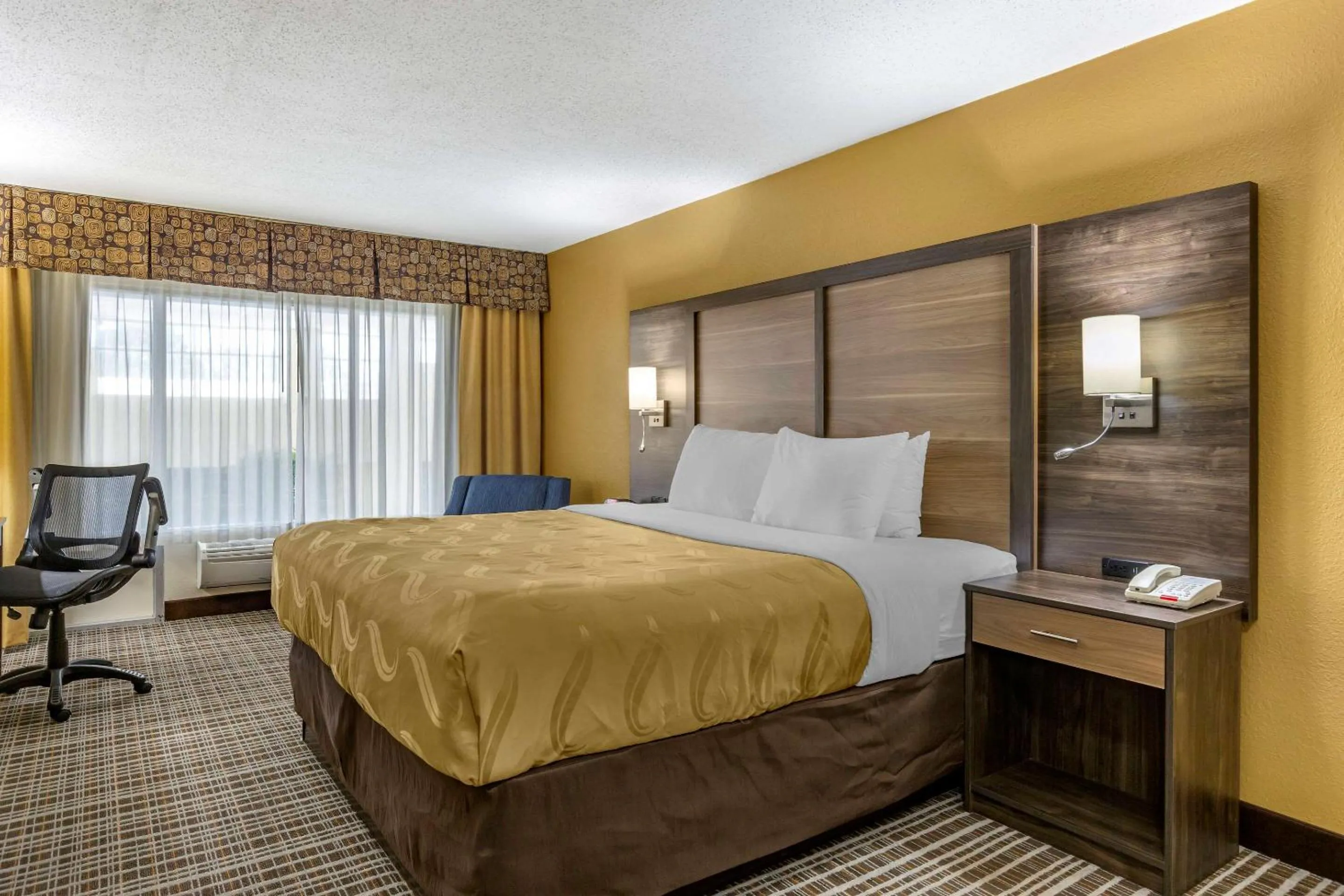 Photo of the whole room, Bed in Quality Inn & Suites - Greensboro-High Point
