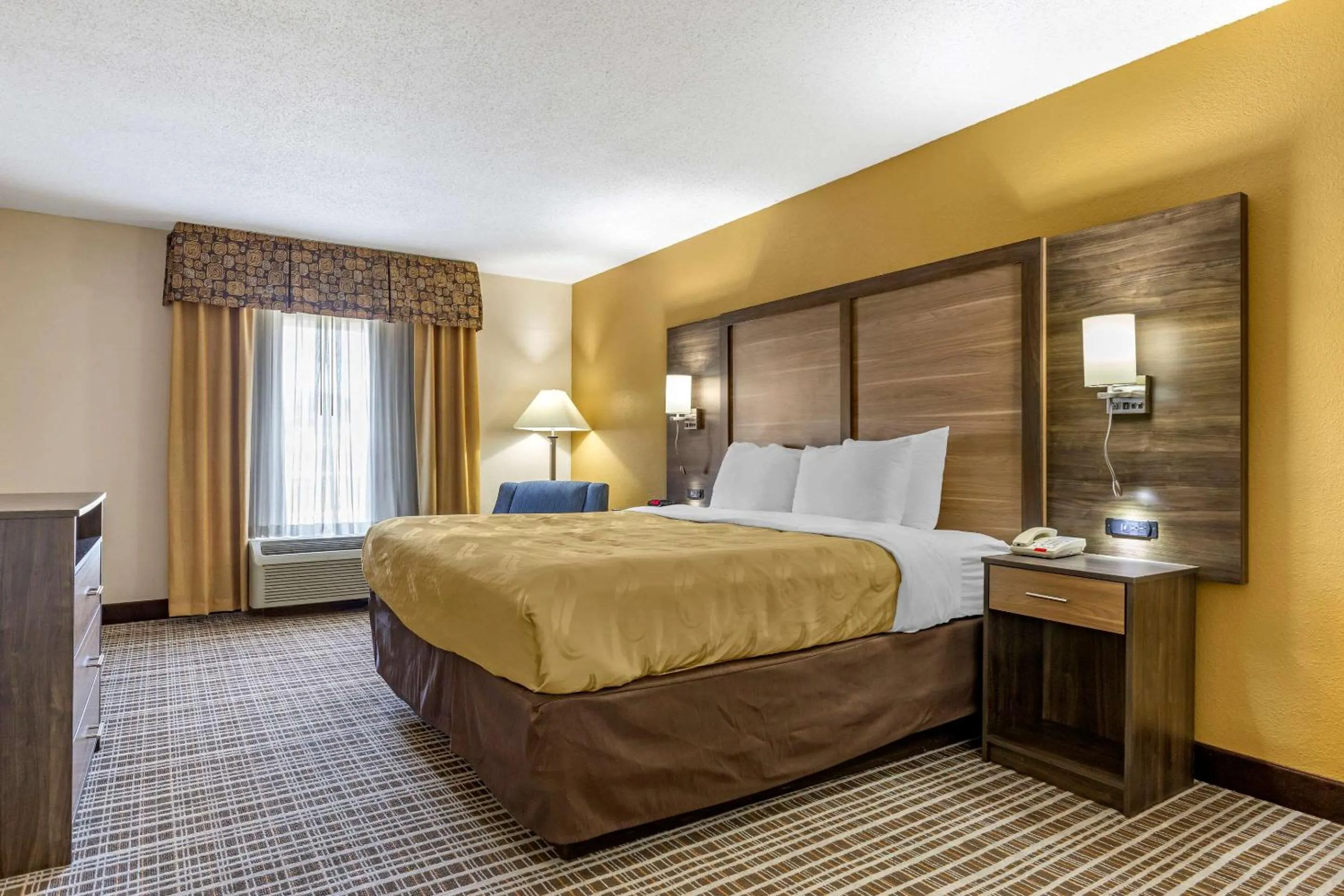 Photo of the whole room, Bed in Quality Inn & Suites - Greensboro-High Point