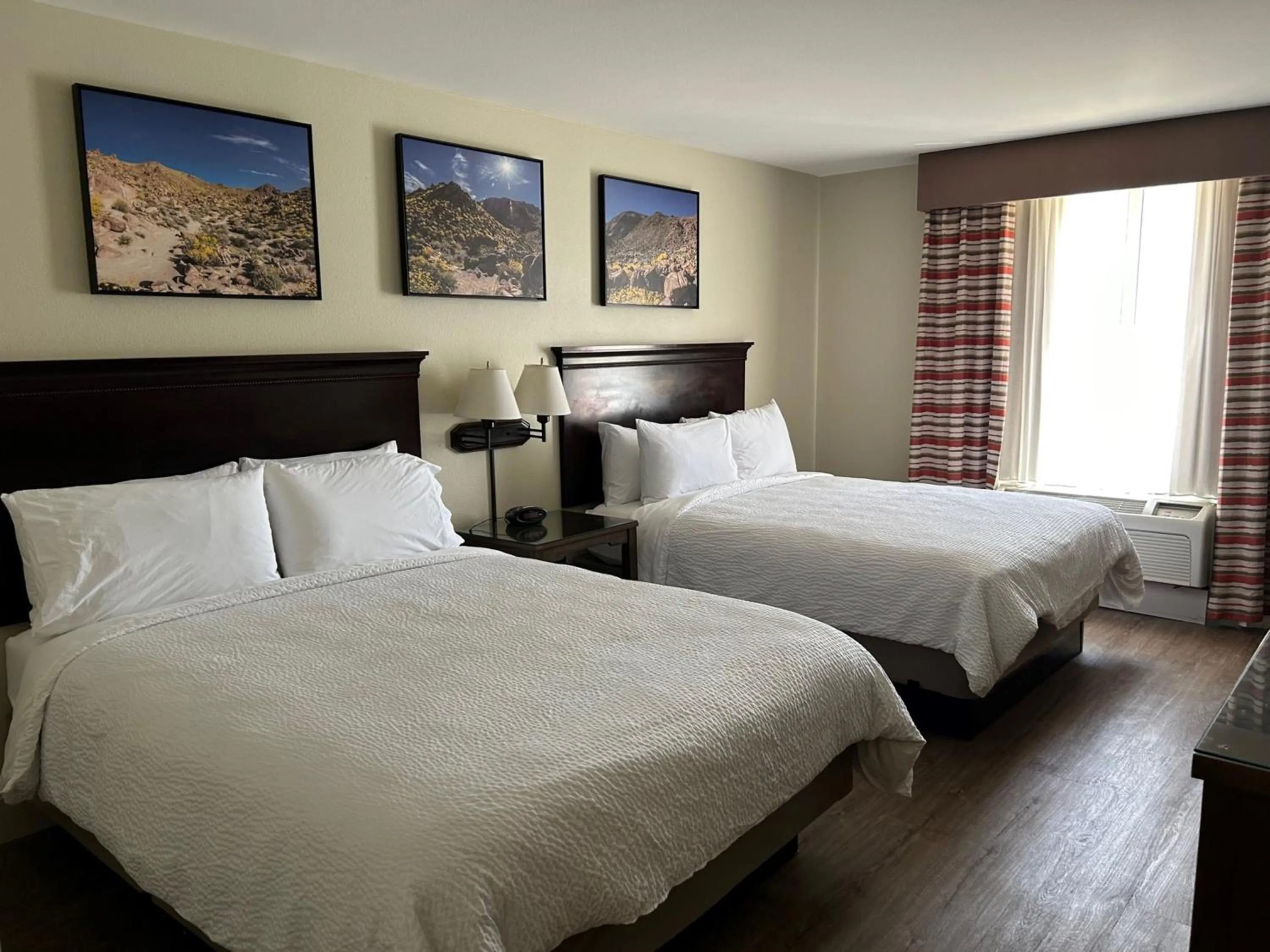 Photo of the whole room, Bed in Holiday Inn & Suites - Barstow by IHG