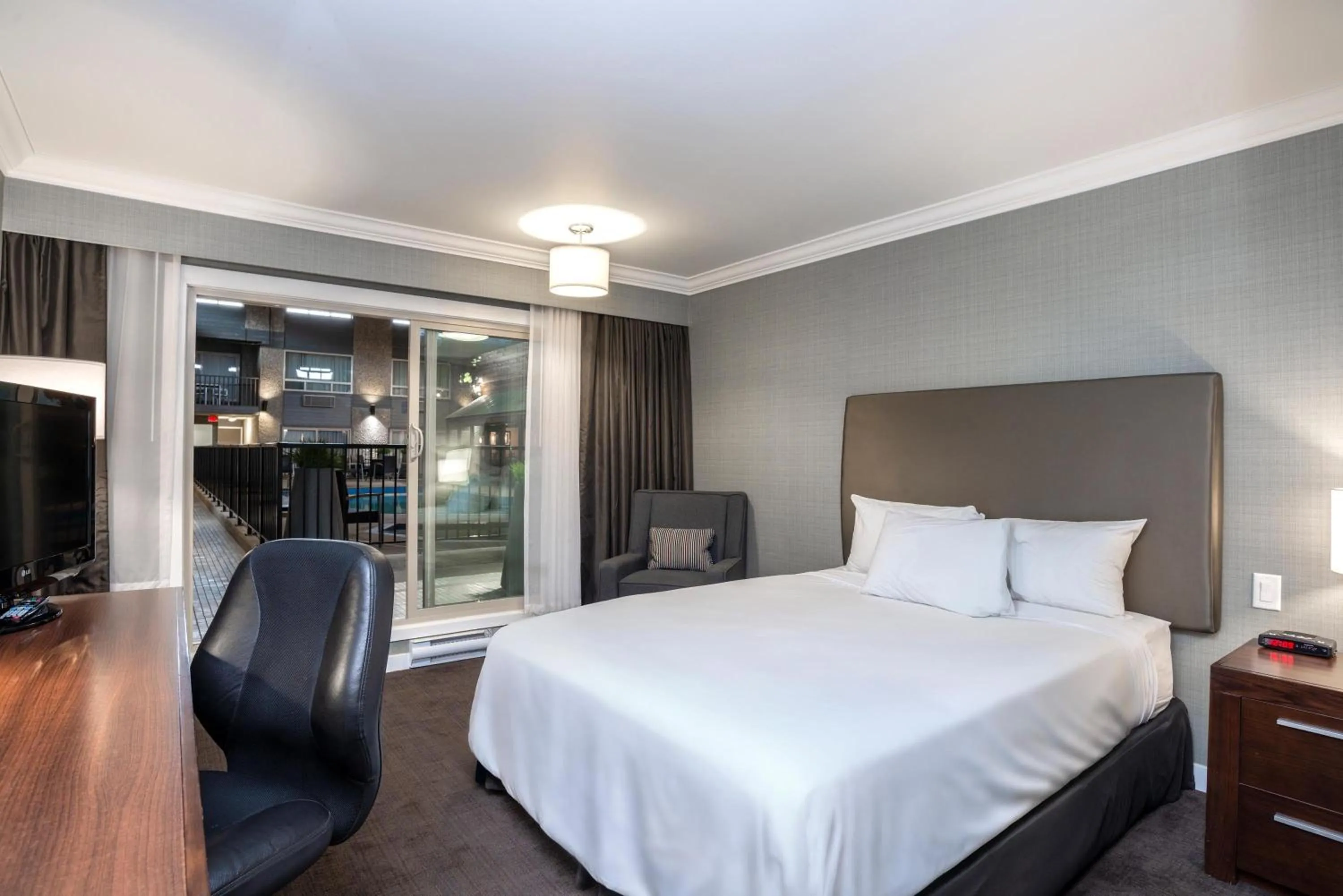 Photo of the whole room, Bed in Sandman Hotel Revelstoke