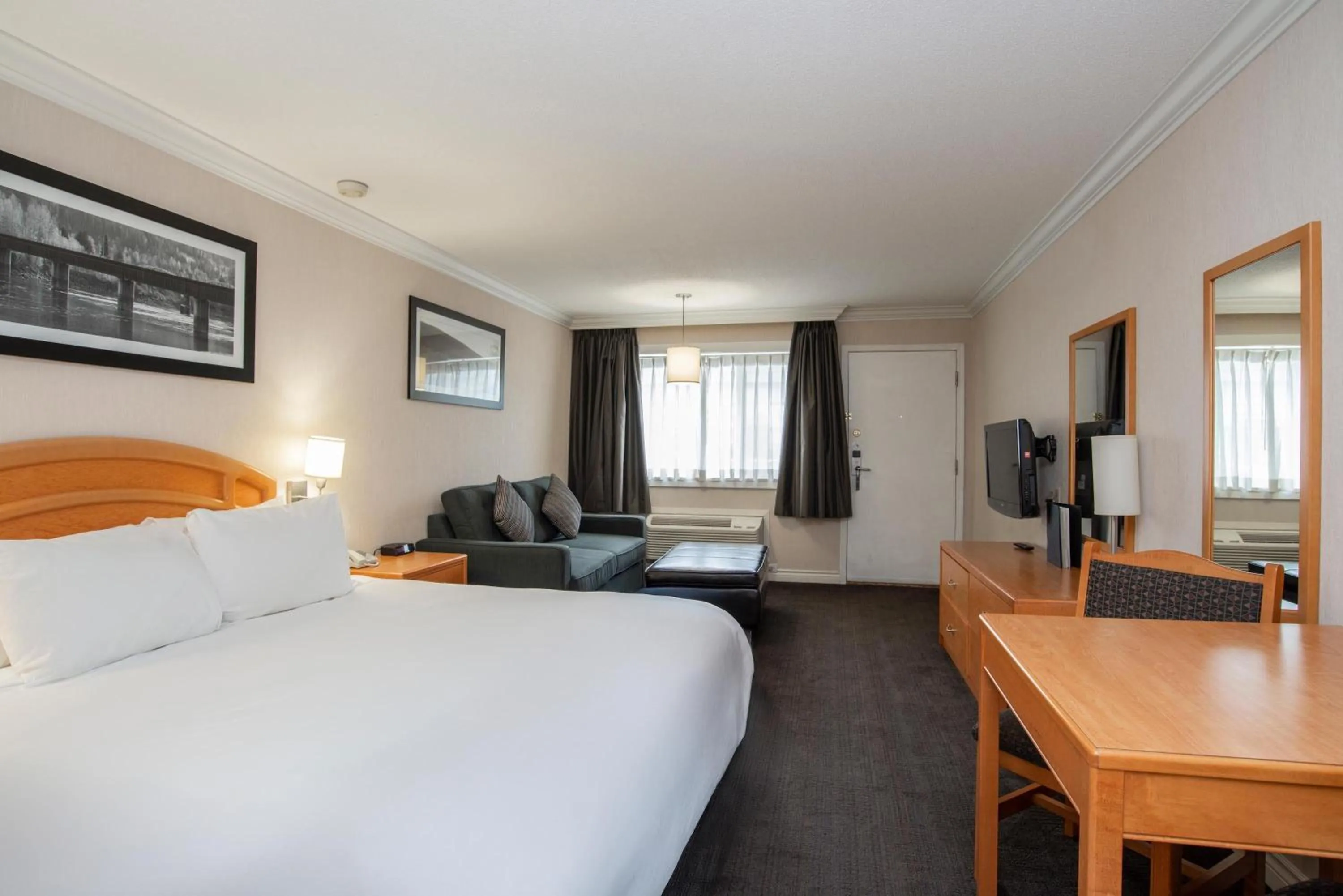 Photo of the whole room, Bed in Sandman Hotel Revelstoke