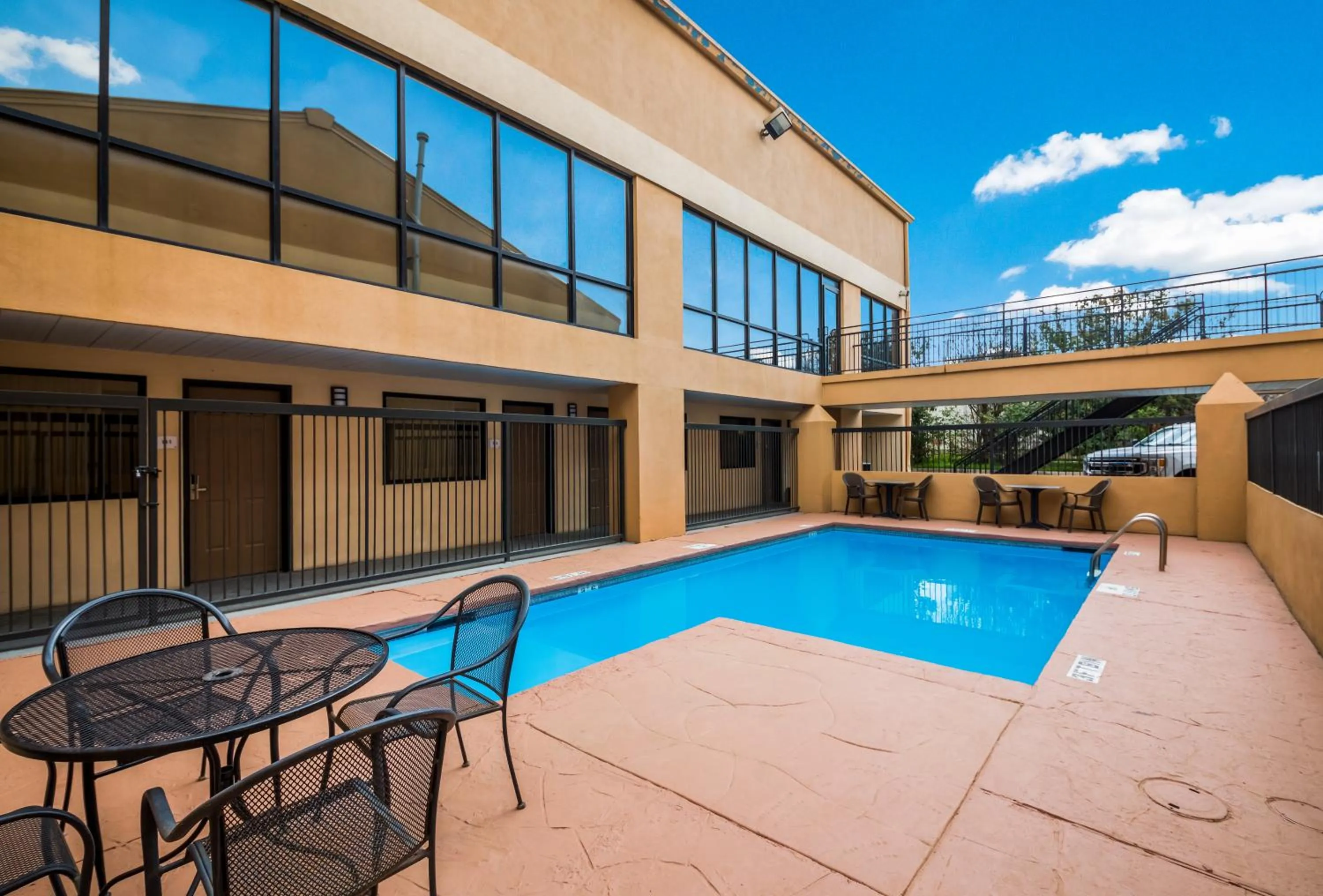 Swimming pool in Quality Inn & Suites Round Rock