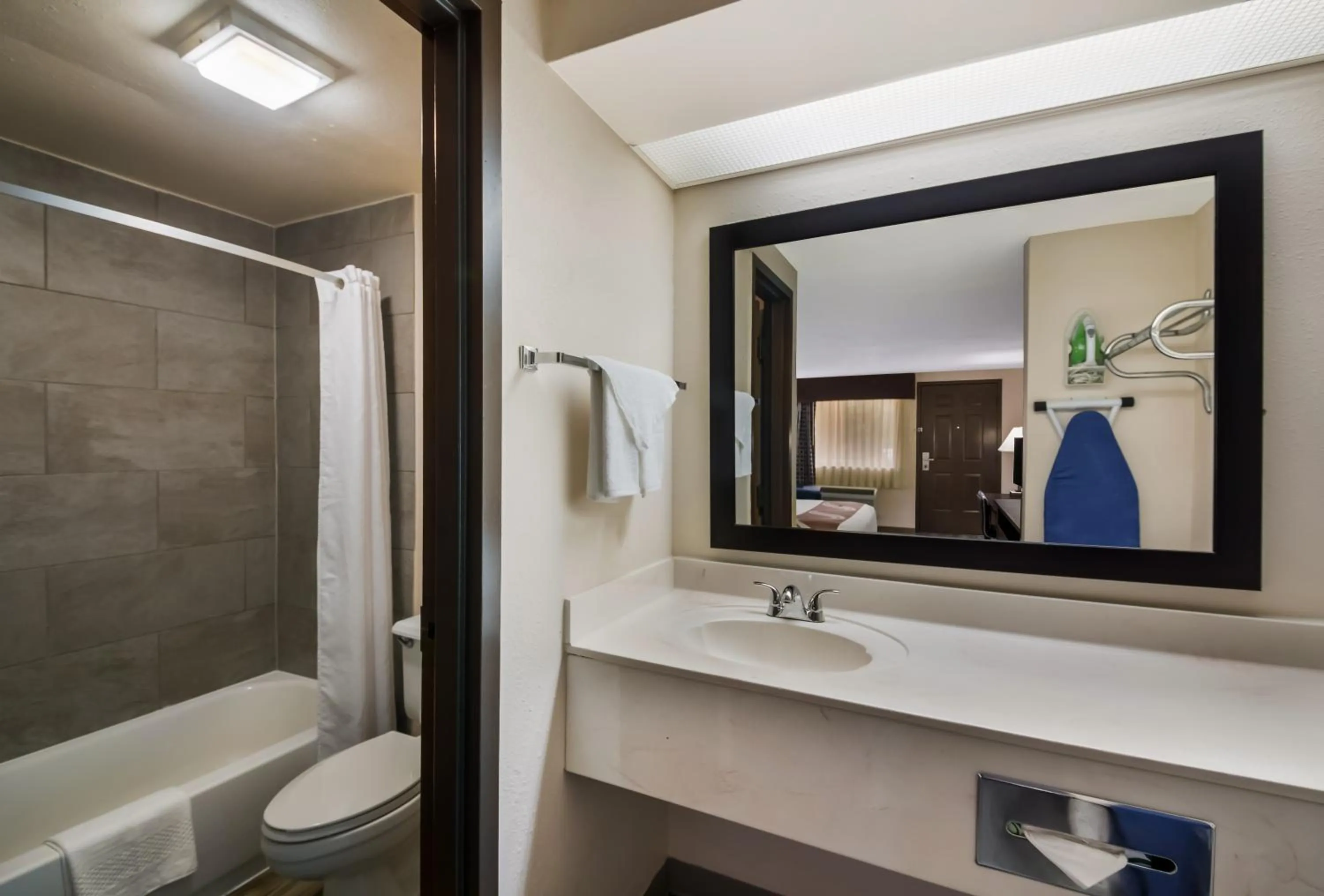 Shower in Quality Inn & Suites Round Rock