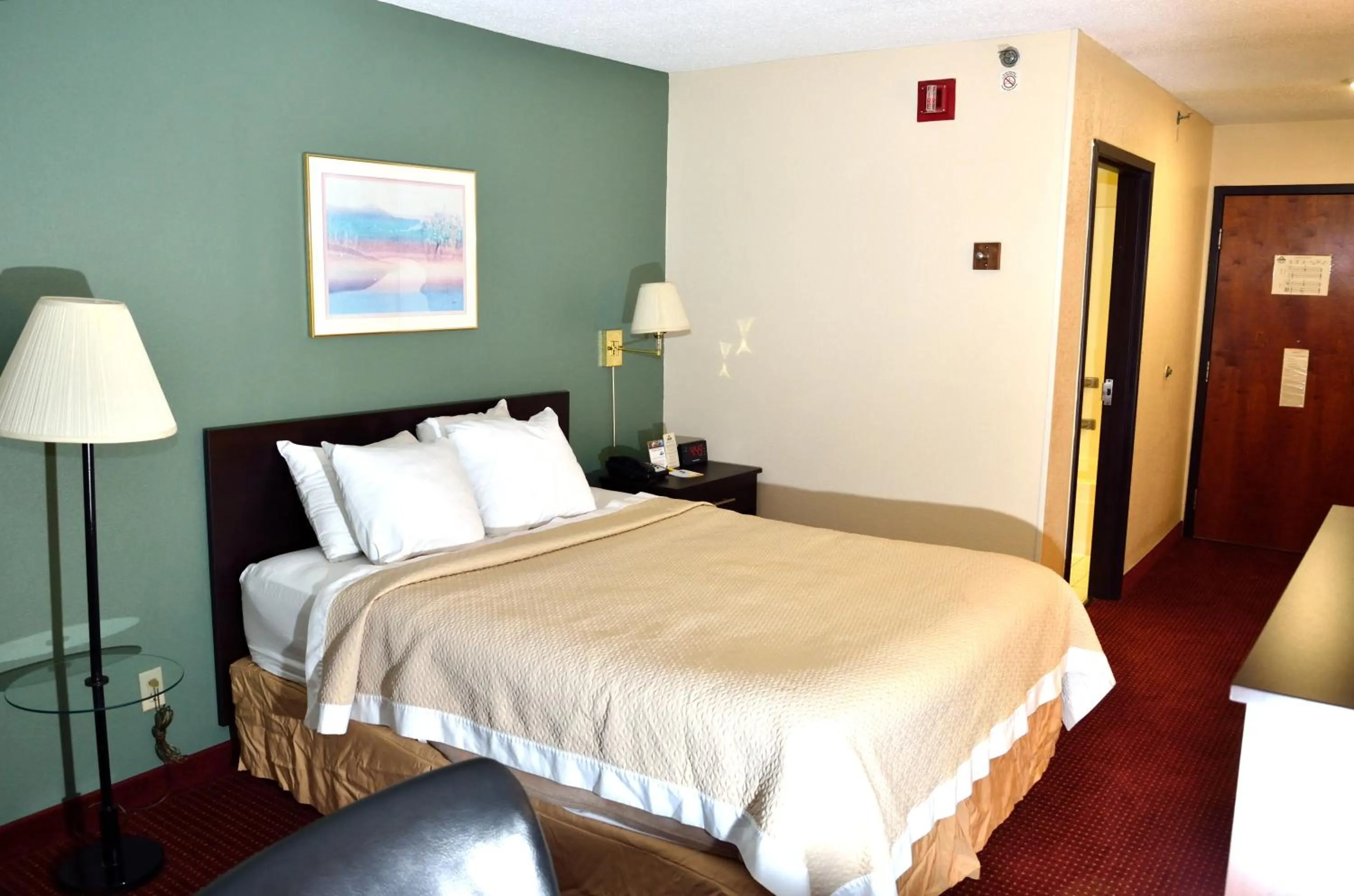 Bedroom, Bed in Days Inn by Wyndham Glasgow