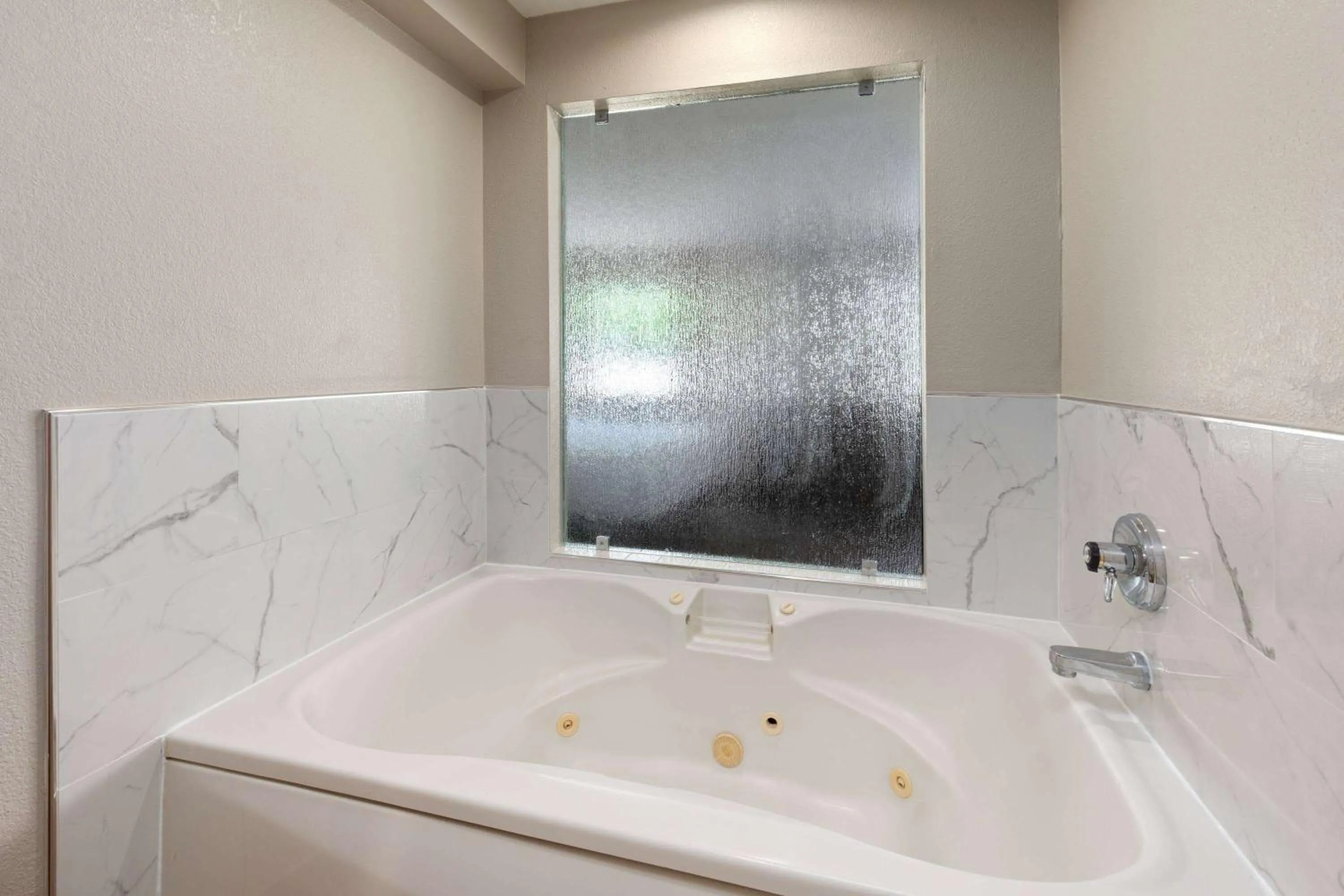 Photo of the whole room in Days Inn by Wyndham Glasgow