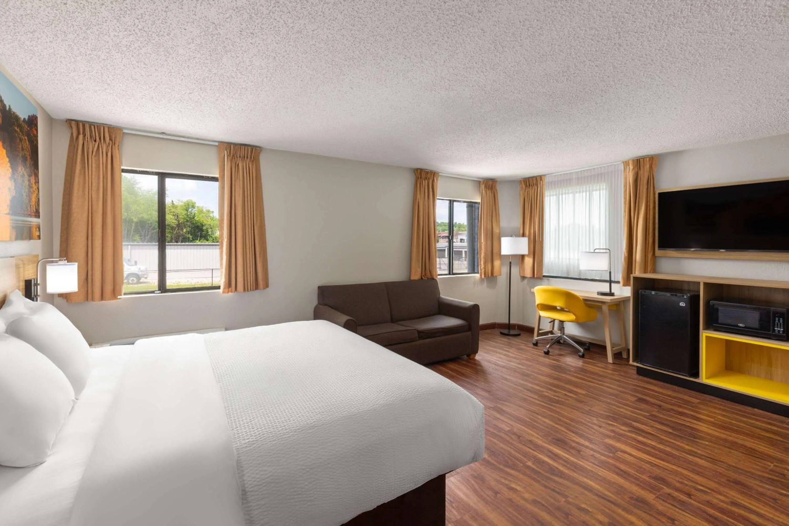 Photo of the whole room, Bed in Days Inn by Wyndham Glasgow