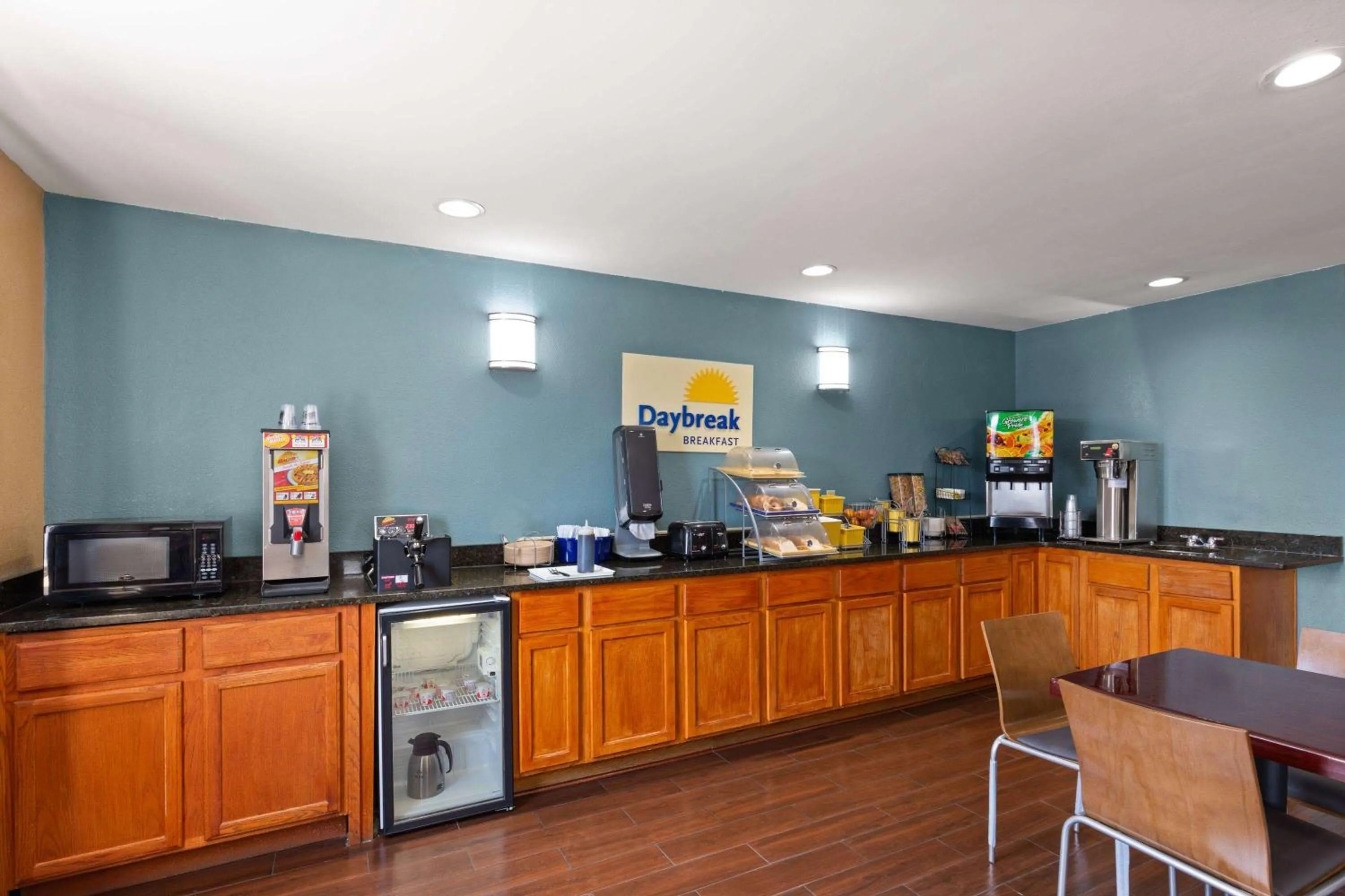 Restaurant/places to eat in Days Inn by Wyndham Glasgow