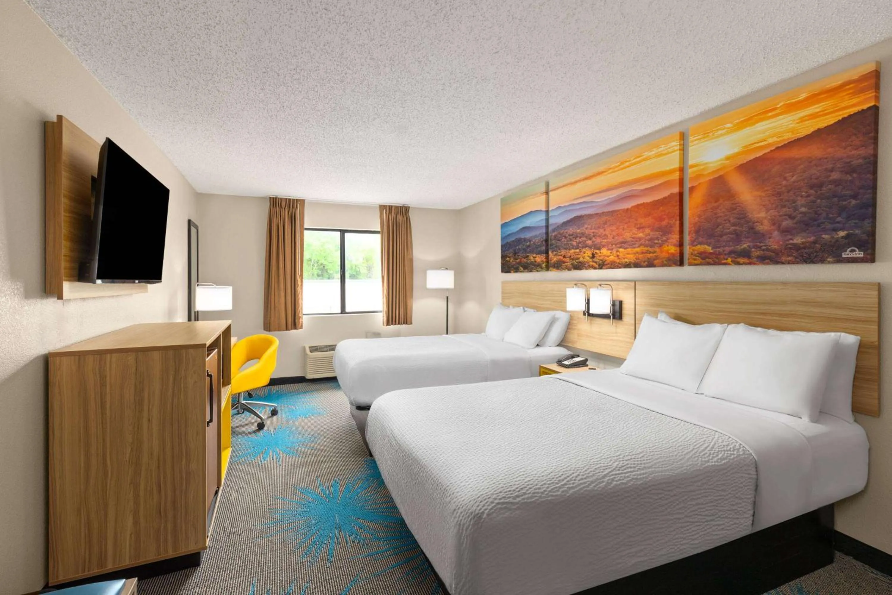 Photo of the whole room, Bed in Days Inn by Wyndham Glasgow