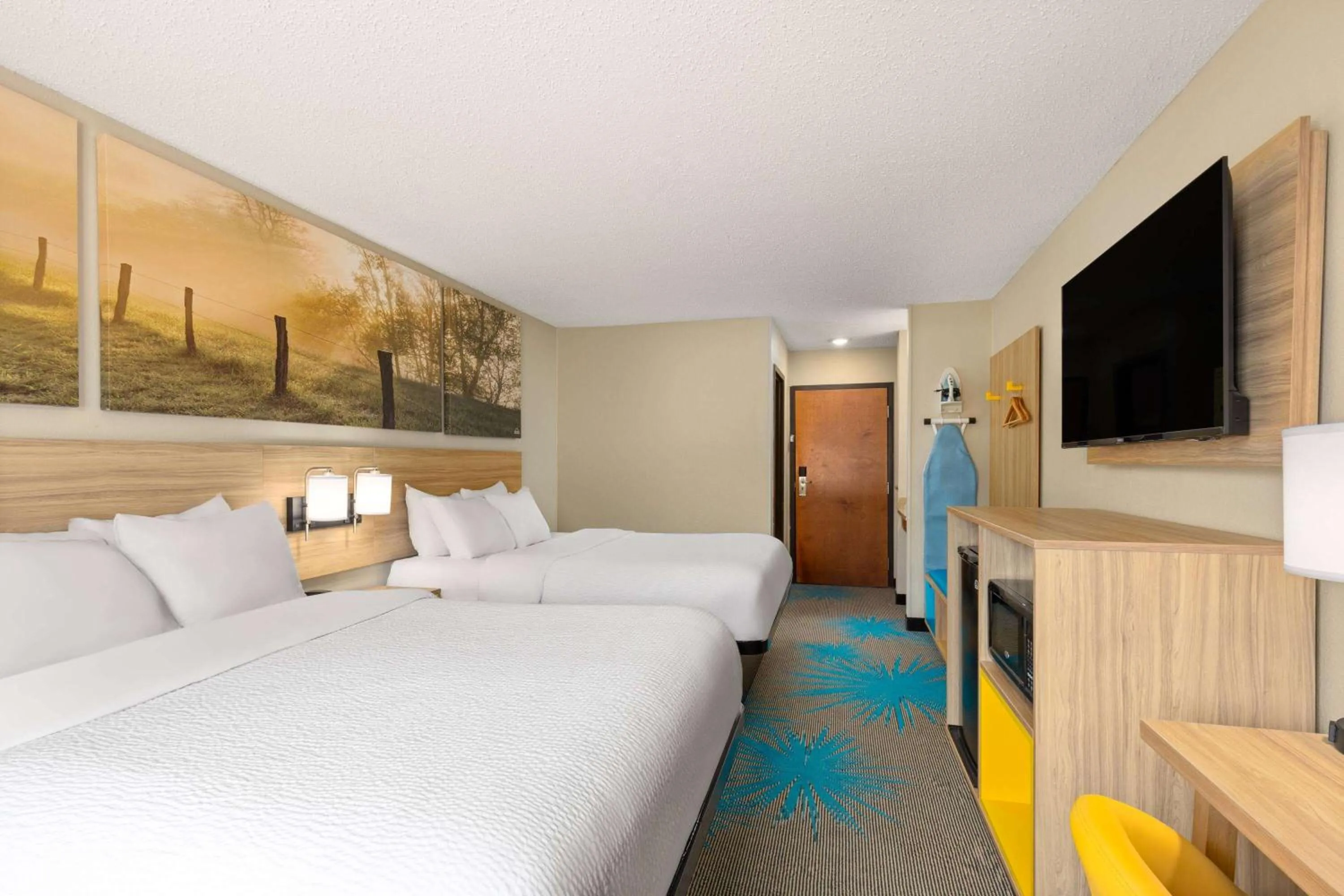 Photo of the whole room, Bed in Days Inn by Wyndham Glasgow