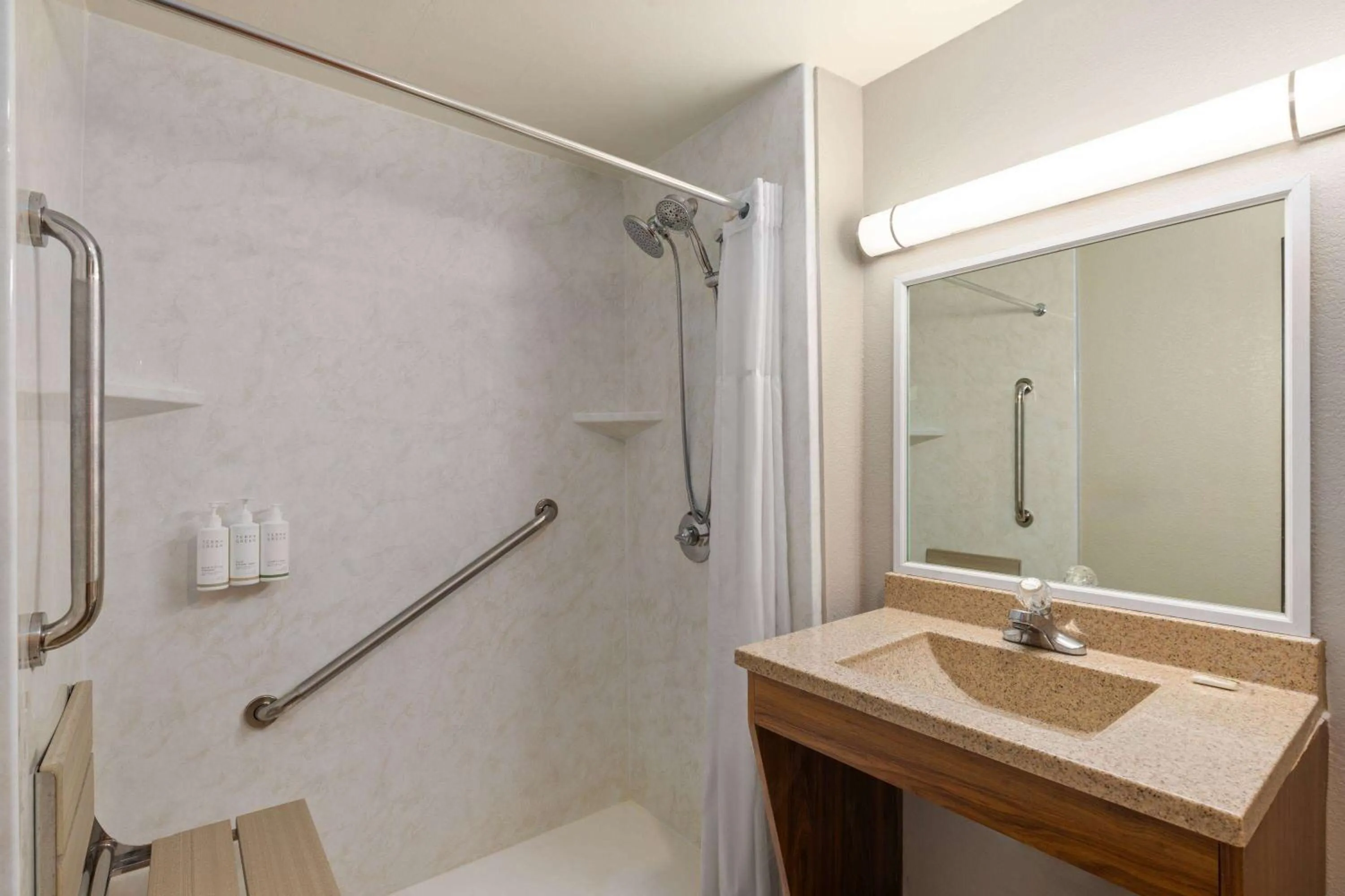 Bathroom in Days Inn by Wyndham Glasgow