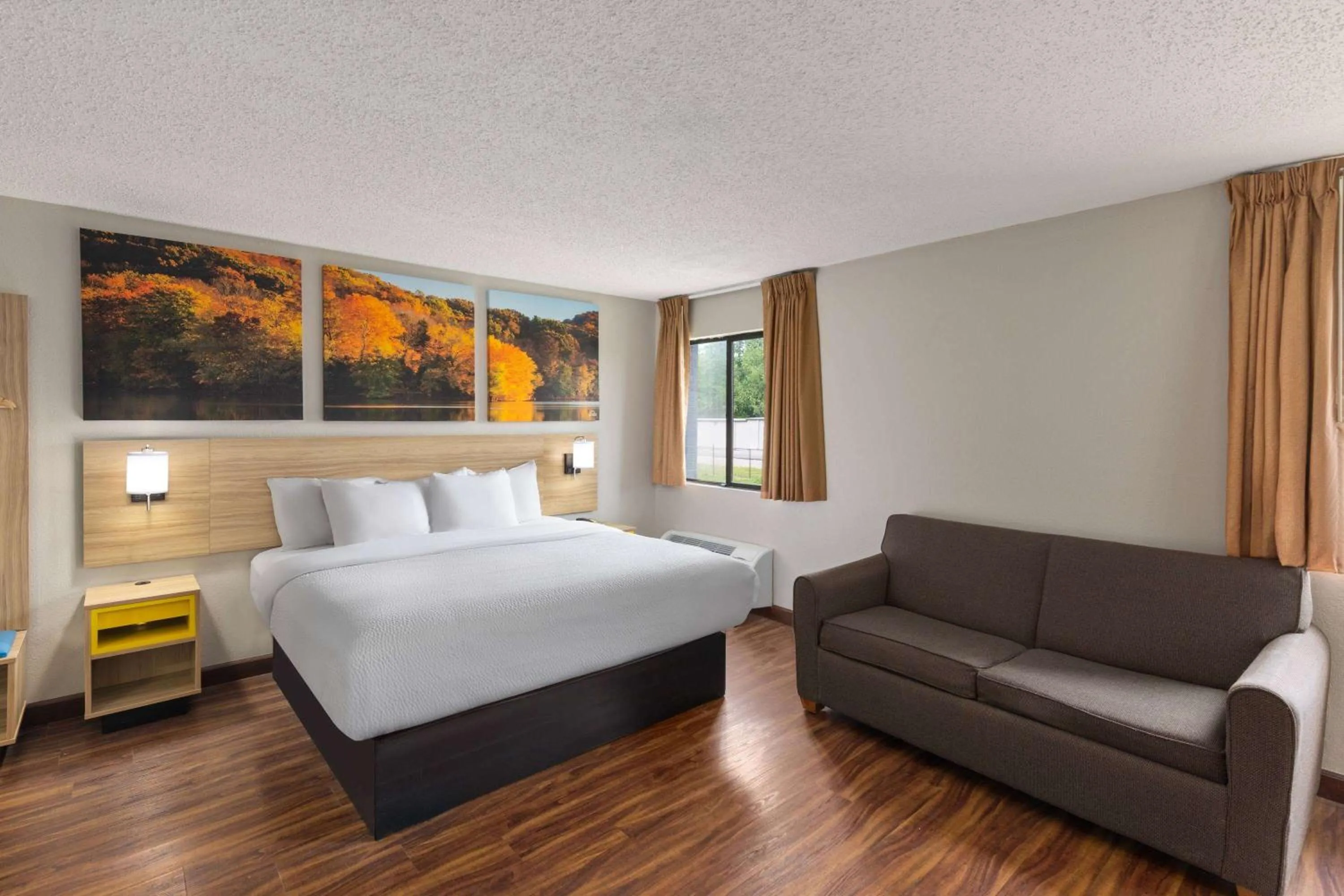 Photo of the whole room, Bed in Days Inn by Wyndham Glasgow