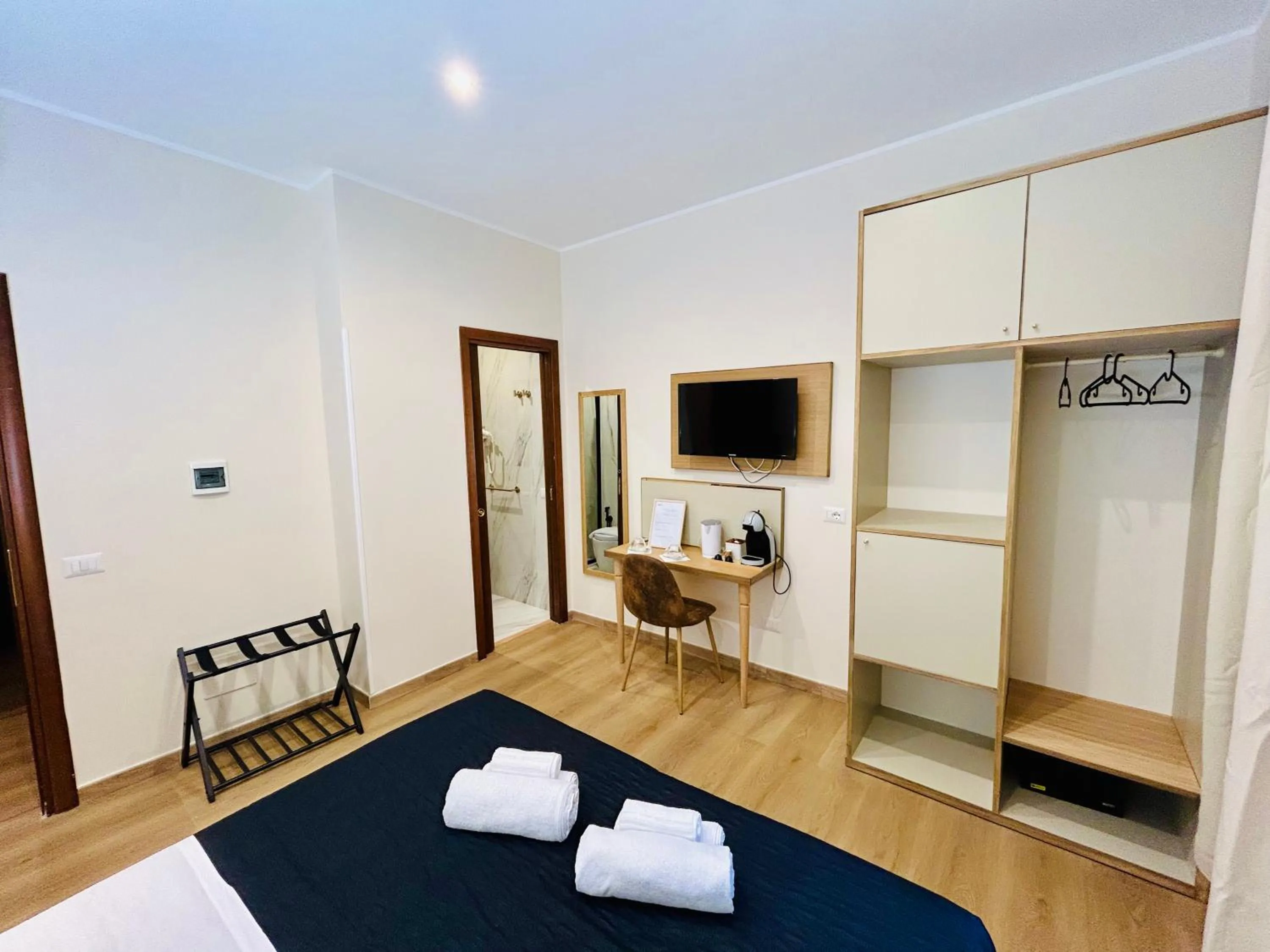 Bedroom, Bed in ImeraRooms