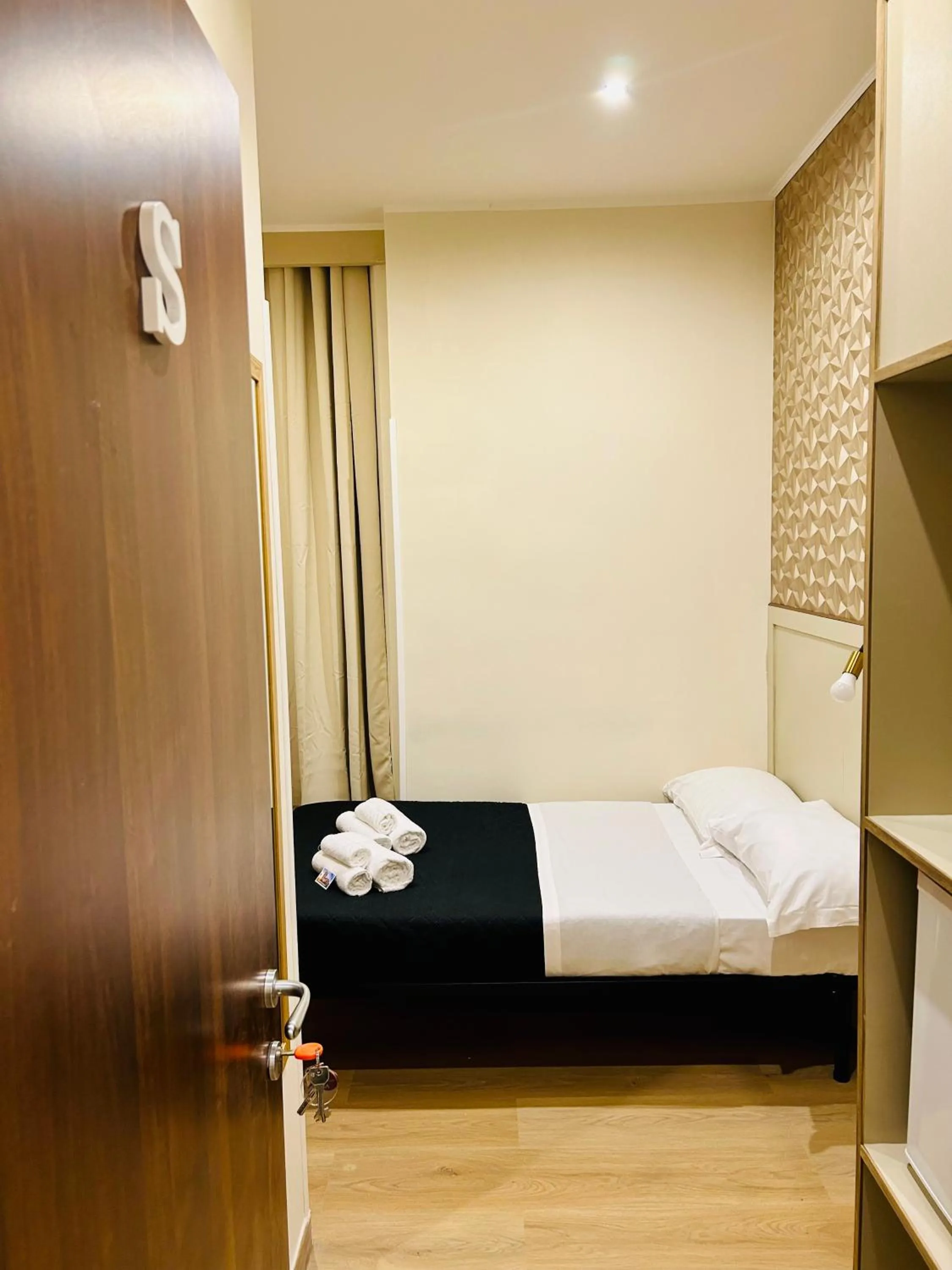 Bedroom, Bed in ImeraRooms