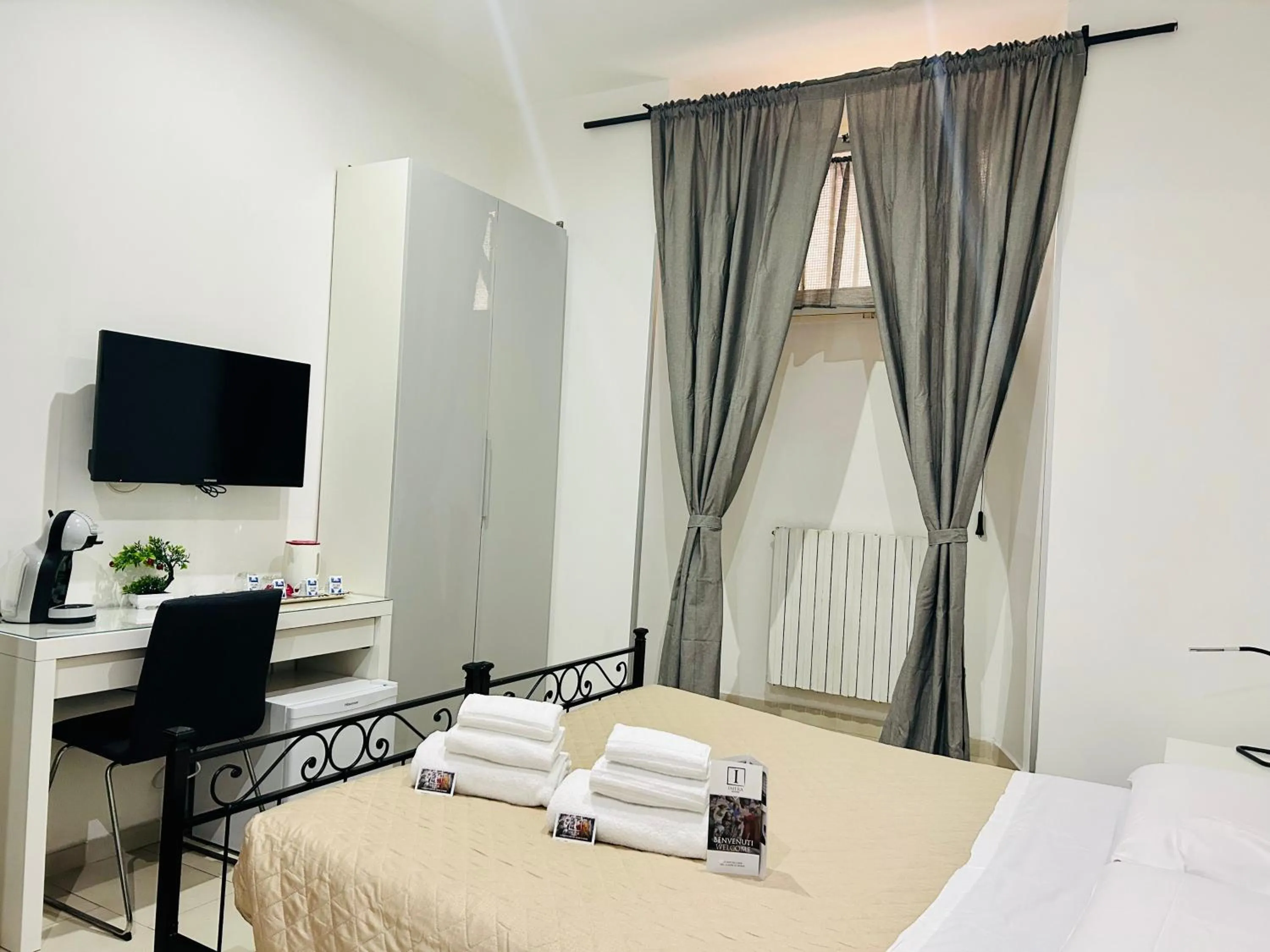 Bedroom, Bed in ImeraRooms