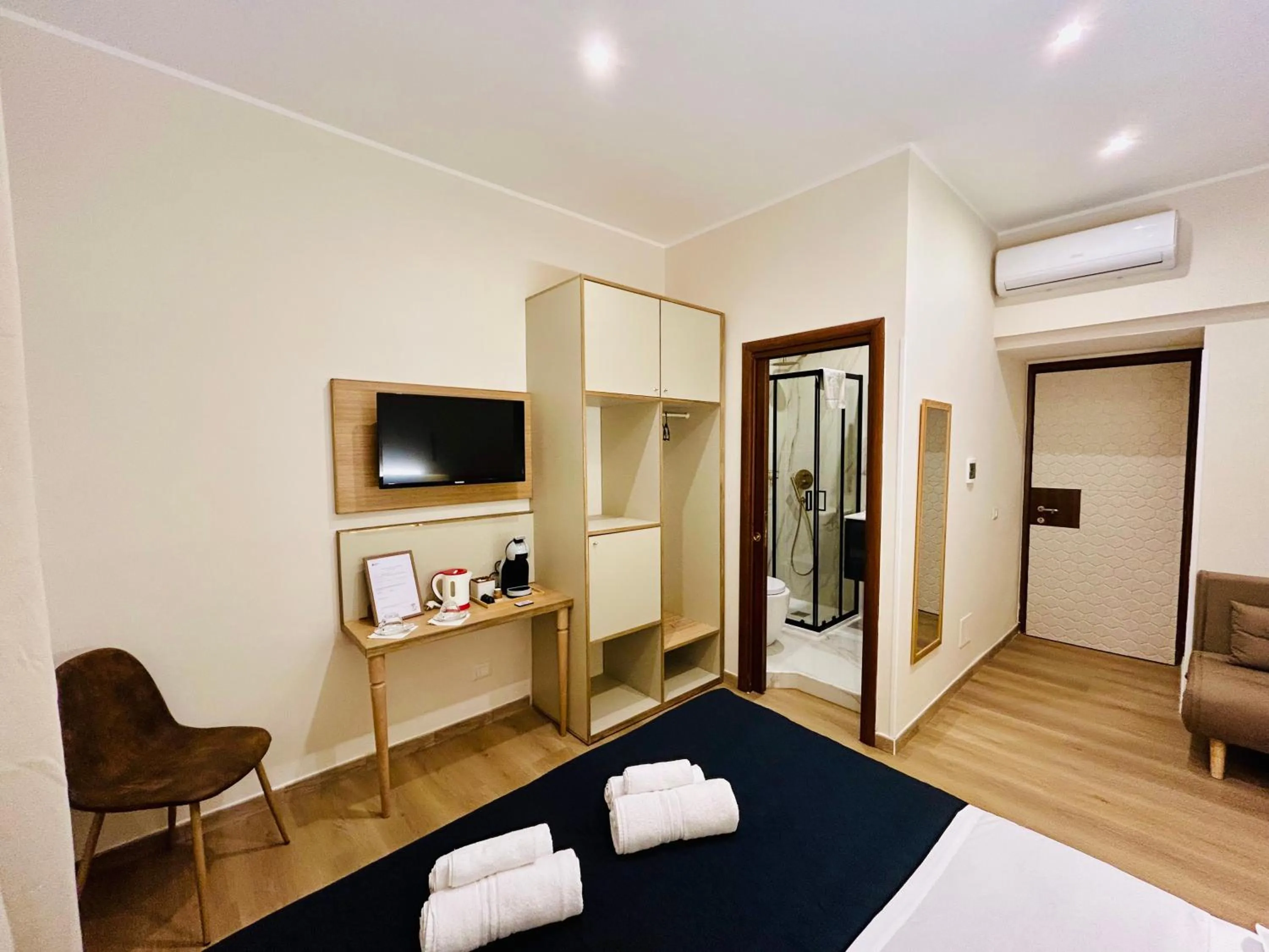 Bedroom, Bed in ImeraRooms