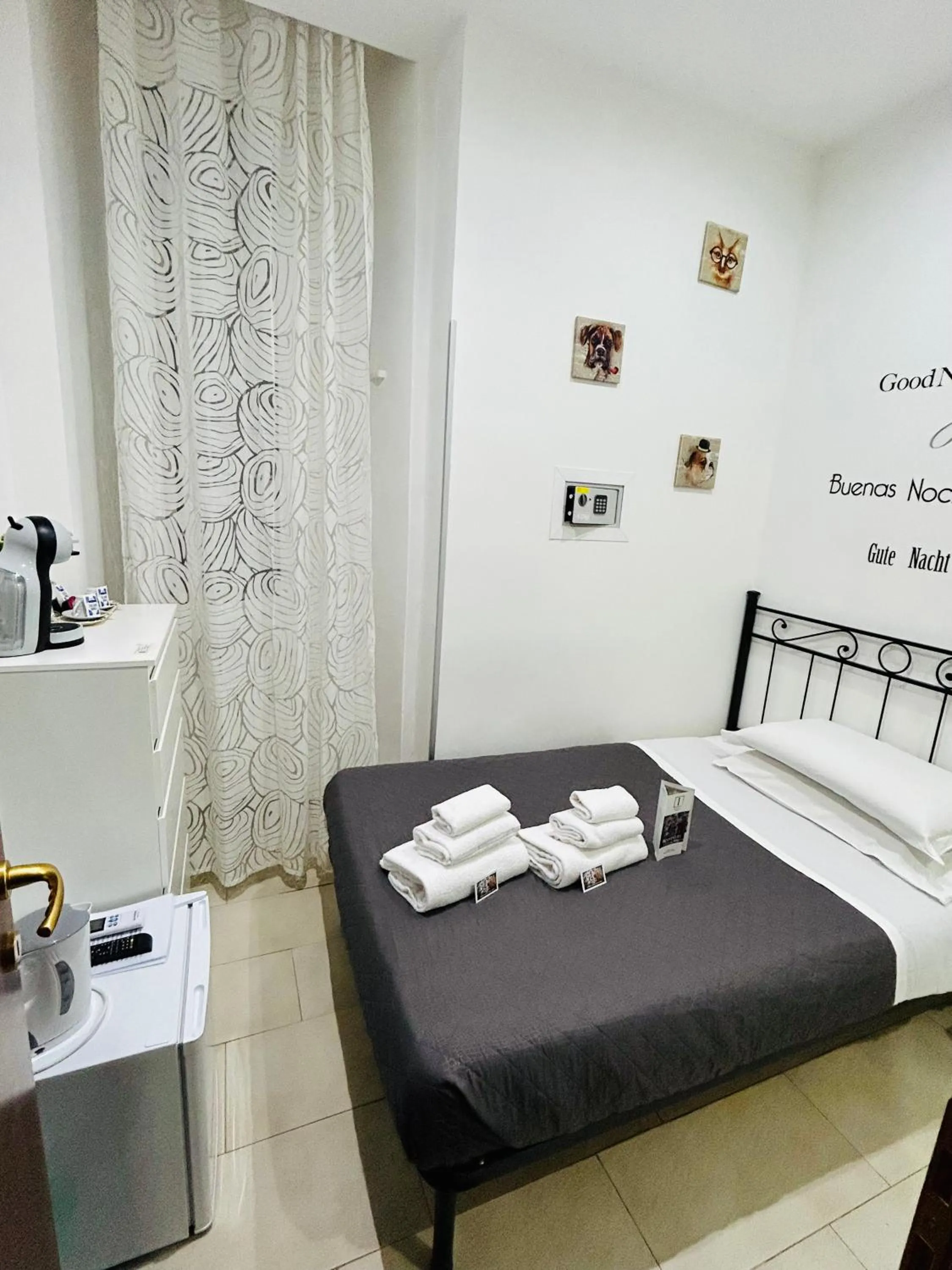 Bedroom, Bed in ImeraRooms