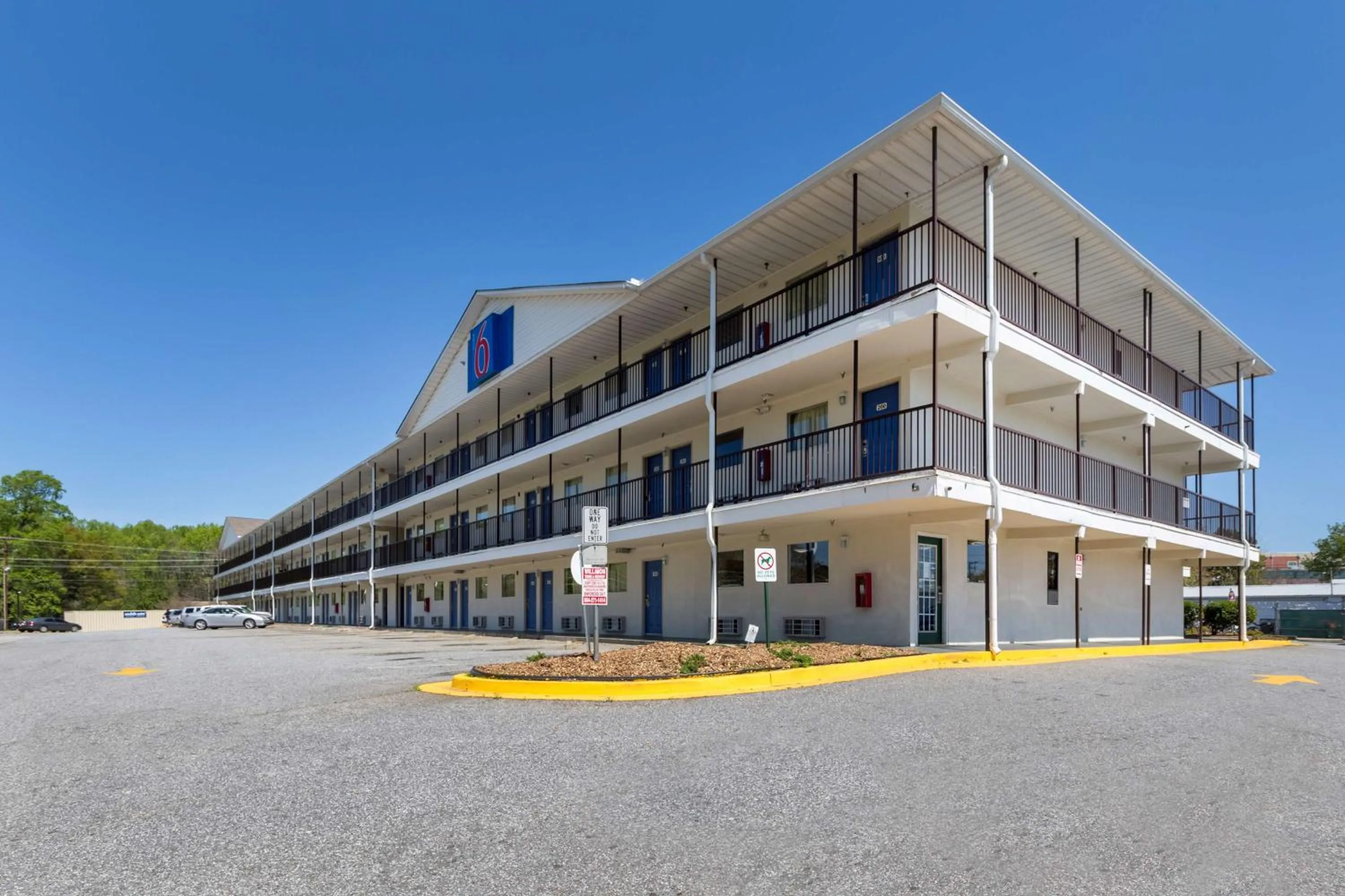 Property building in Motel 6-Greenville, SC