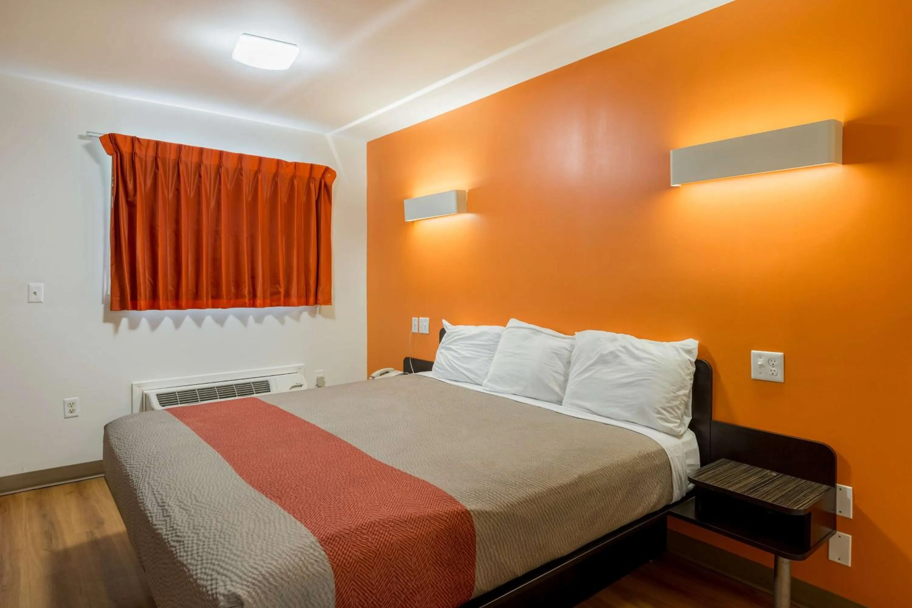 Photo of the whole room, Bed in Motel 6-Greenville, SC