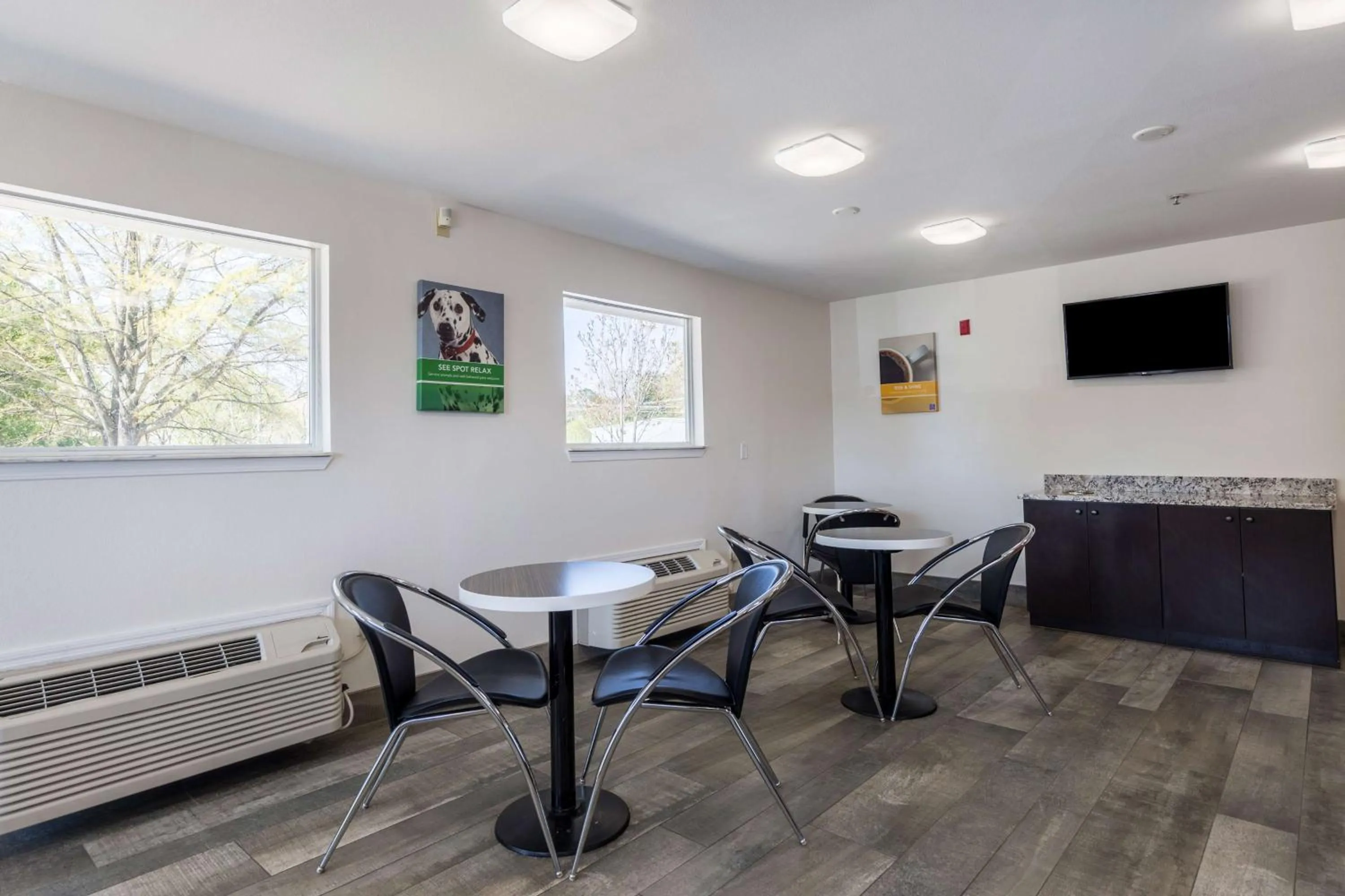 Restaurant/places to eat in Motel 6-Greenville, SC