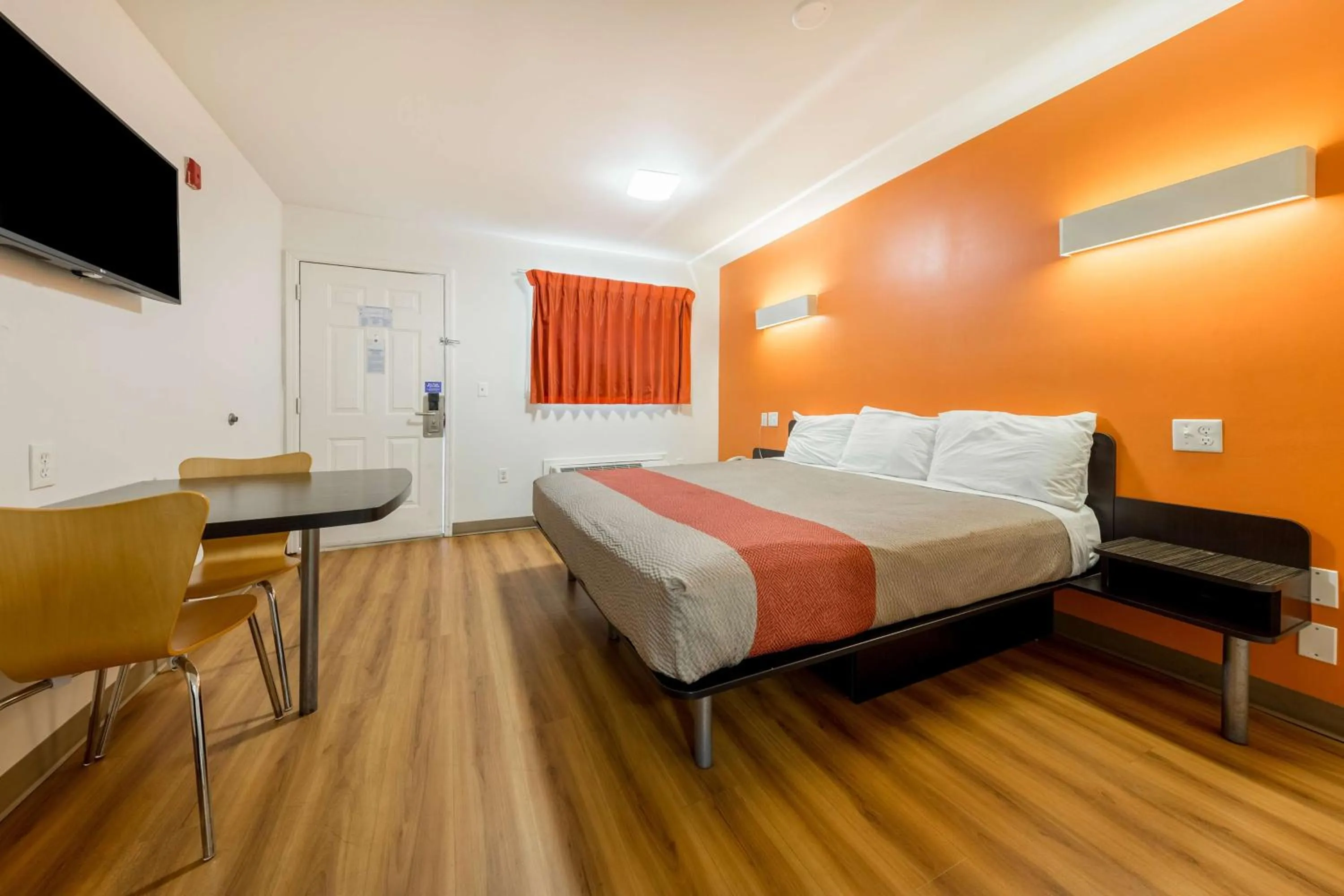 Photo of the whole room, Bed in Motel 6-Greenville, SC