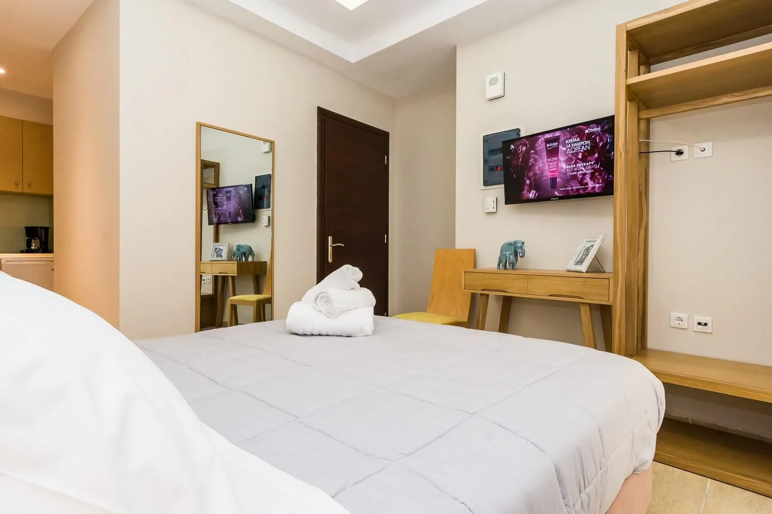 TV and multimedia, Bed in Alektor Luxury Apartments