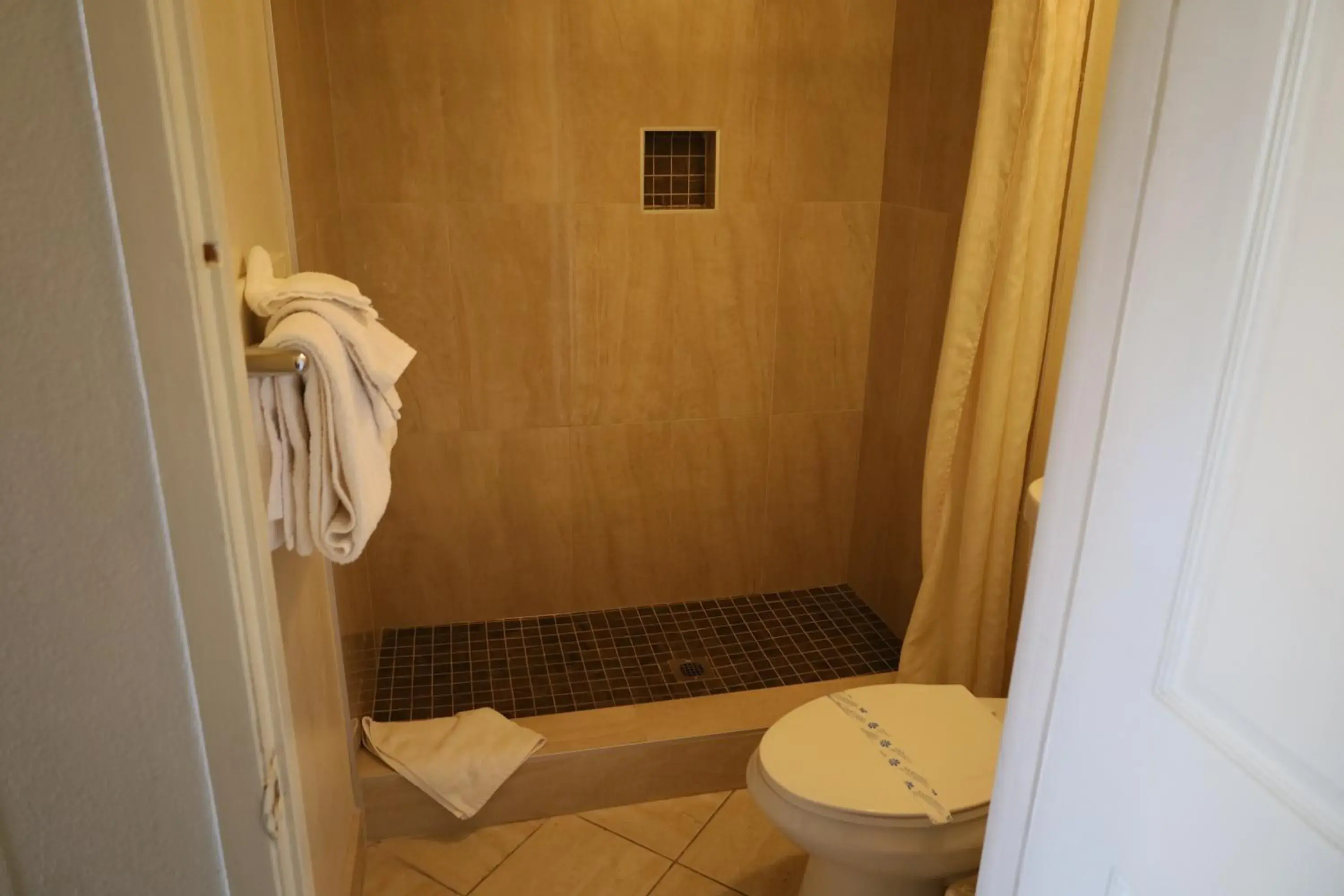 Queen Room with Two Queen Beds in Lambert Inn Queen Room with Two Queen Beds in Lambert Inn