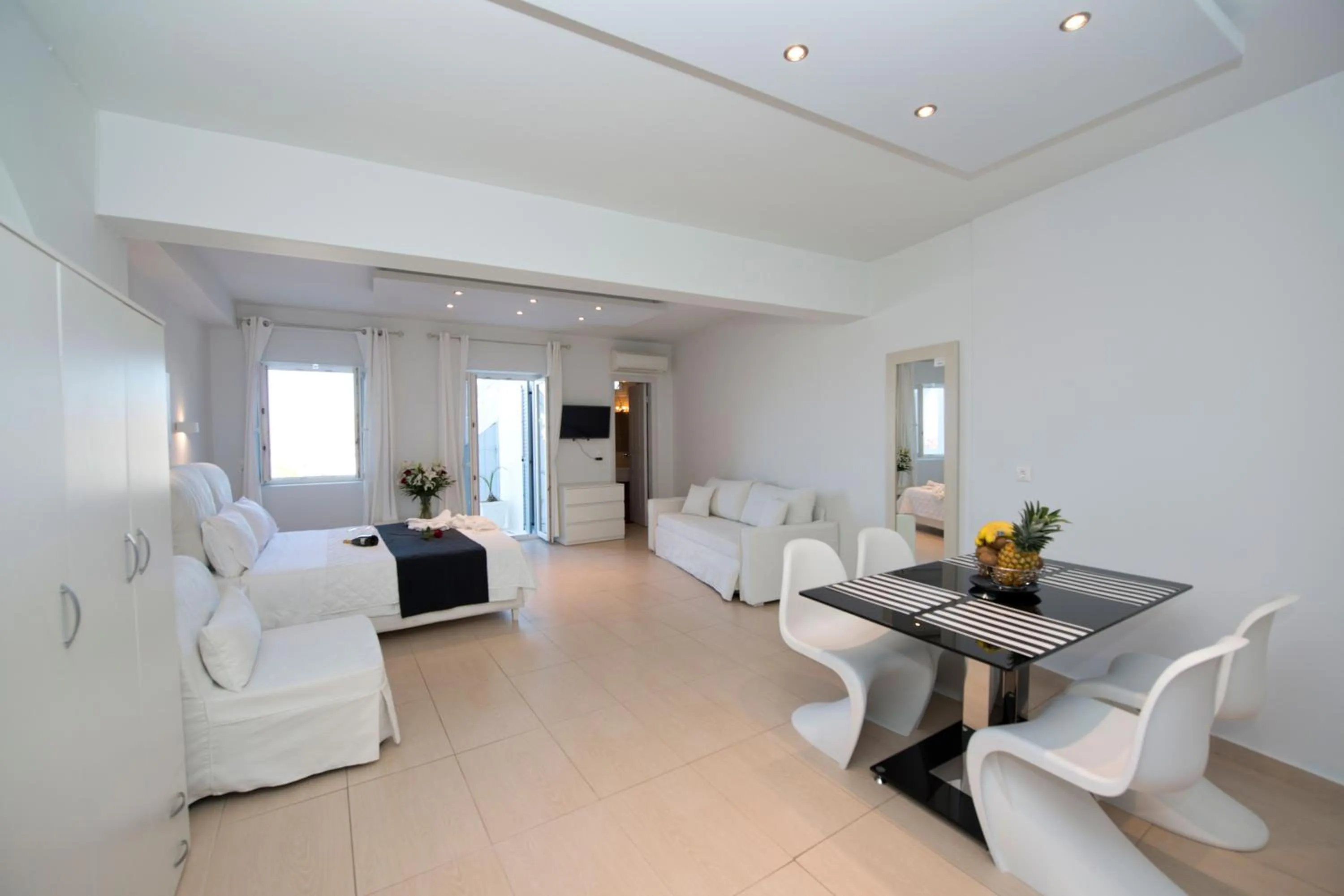 Living room, Bed in Zannis Hotel