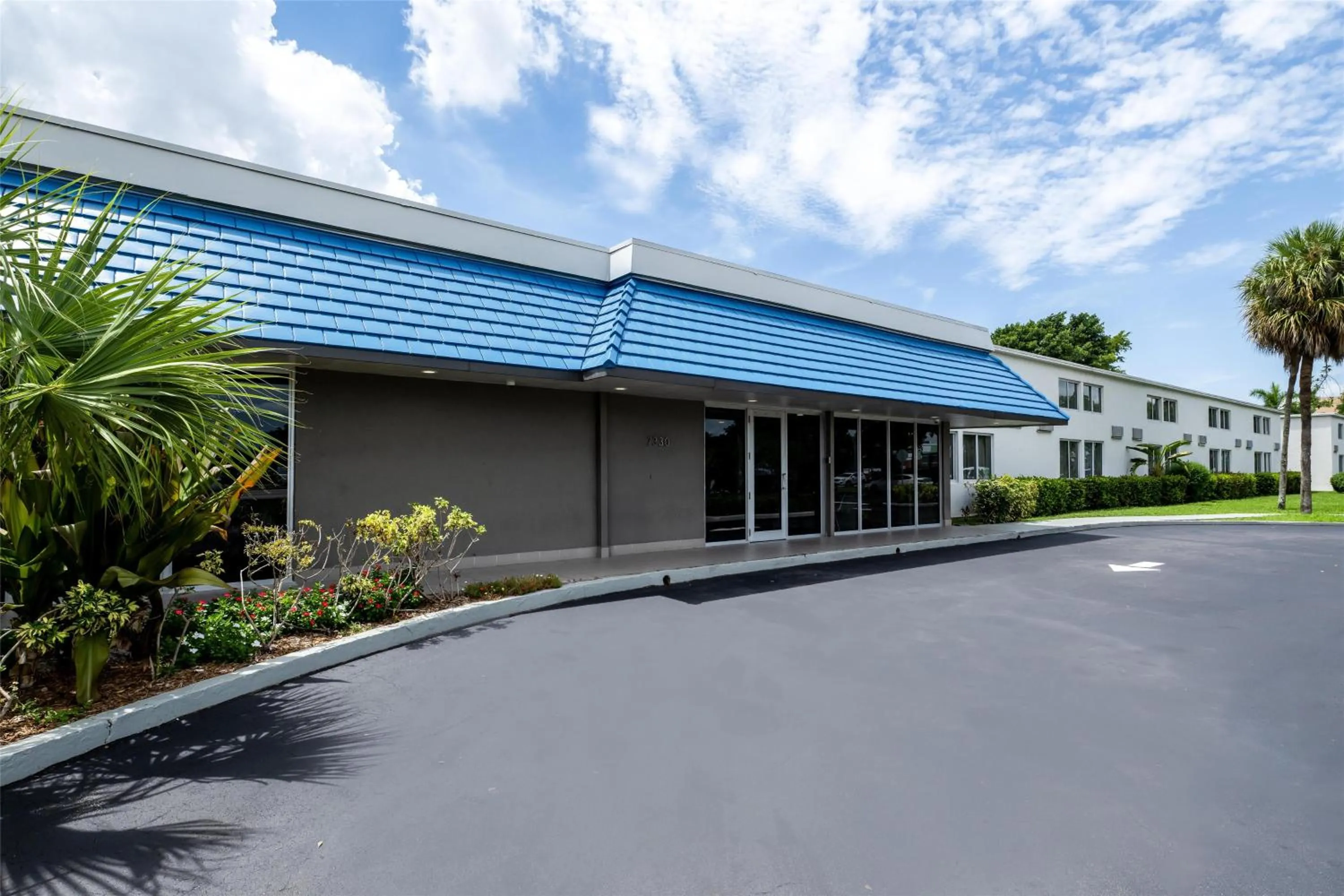 Property building in Signature Inn Miami