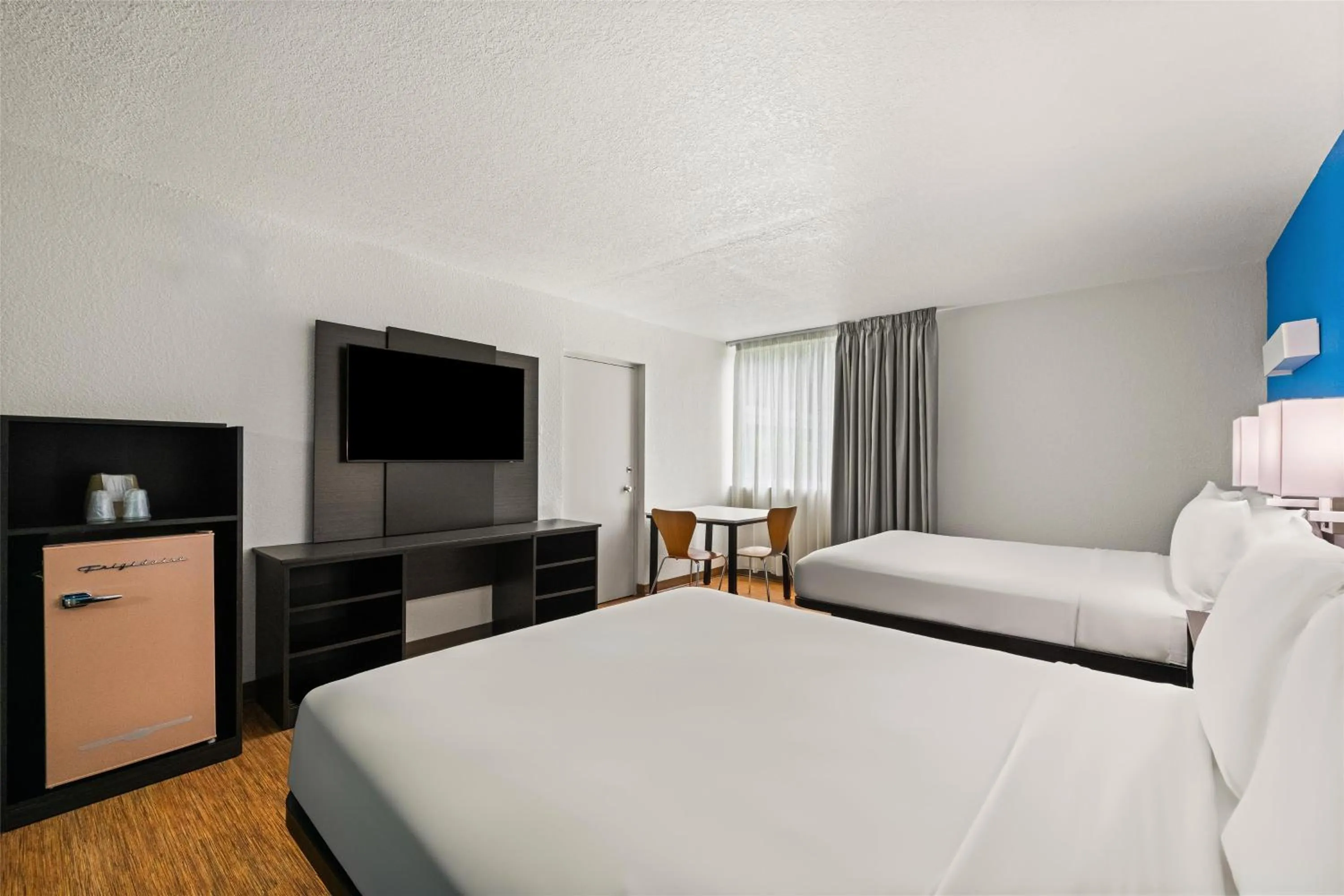 Bedroom, Bed in Signature Inn Miami