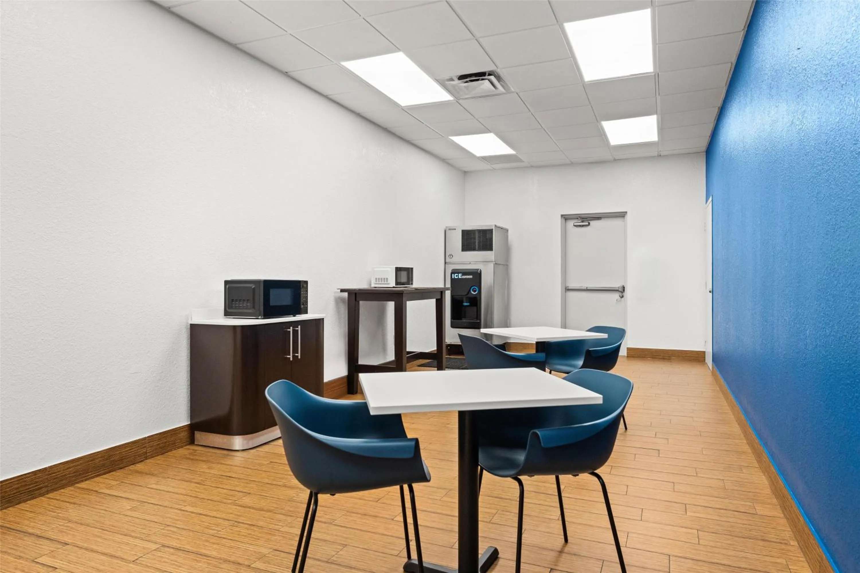 Restaurant/places to eat in Signature Inn Miami