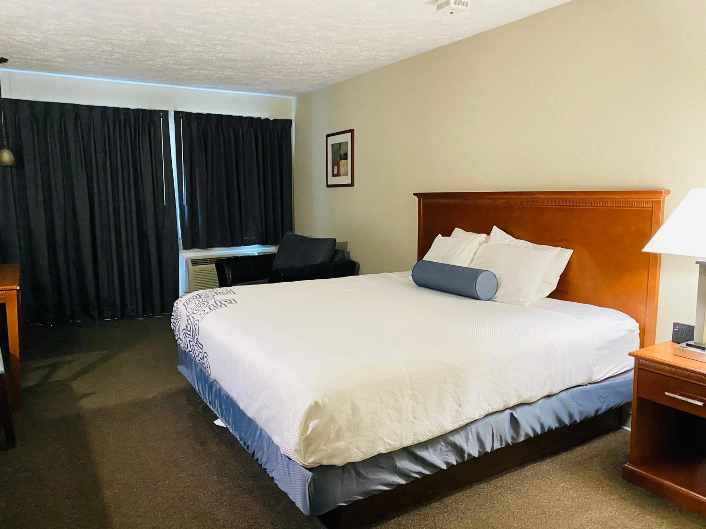 Bed in Fleetwood Inn Suites