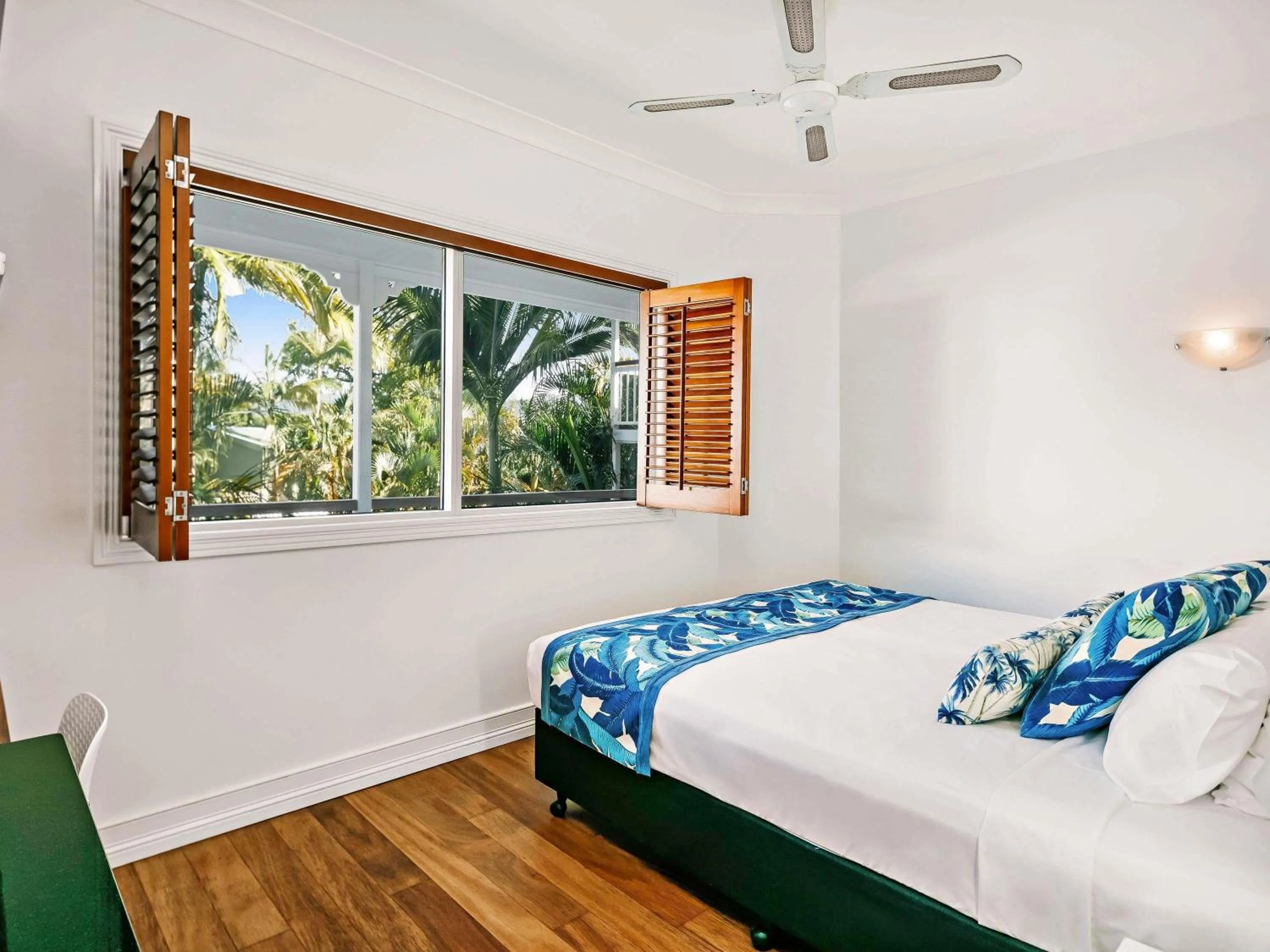 Property building, Bed in Mantra on the Inlet