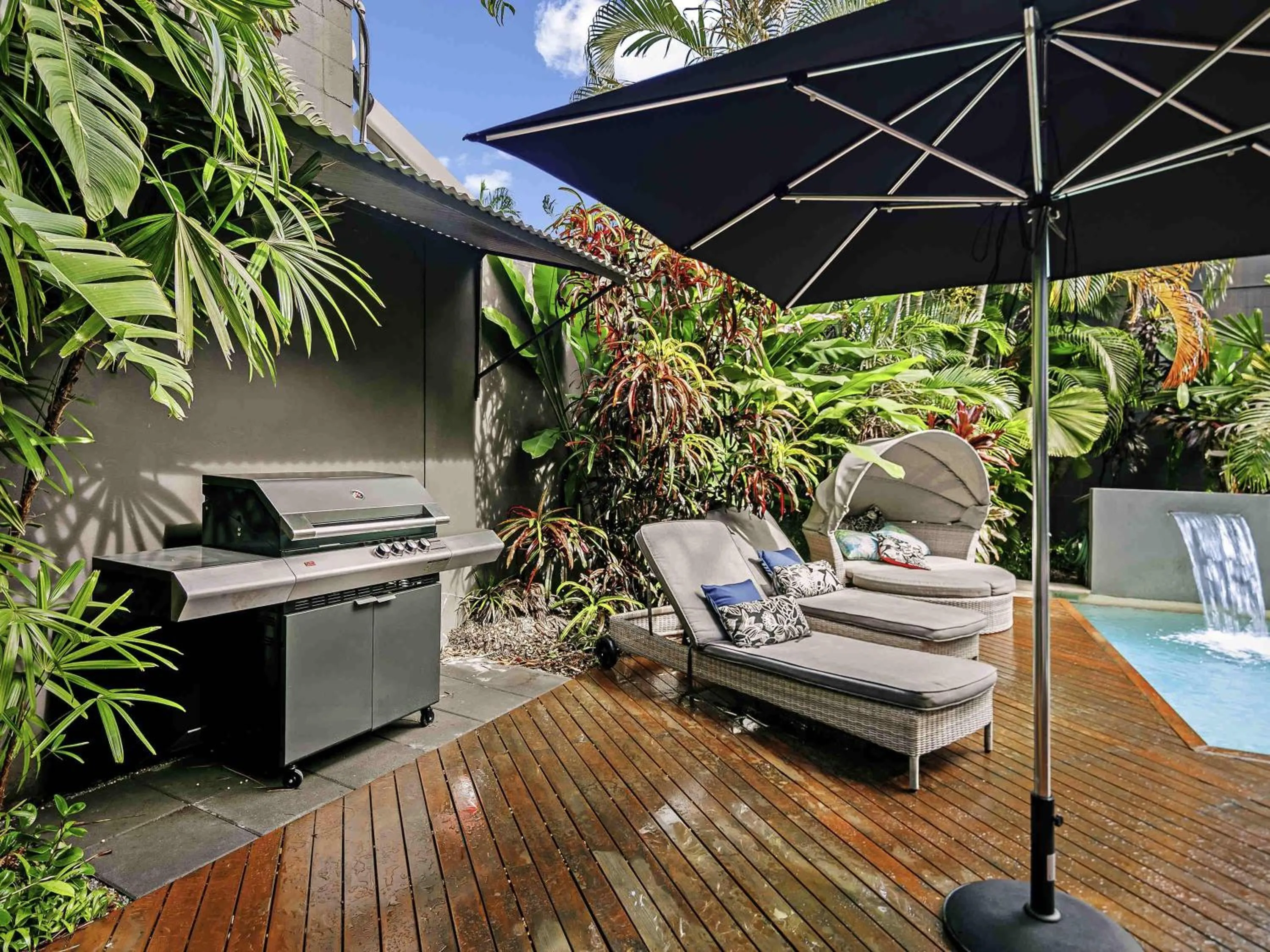 Property building in Mantra on the Inlet