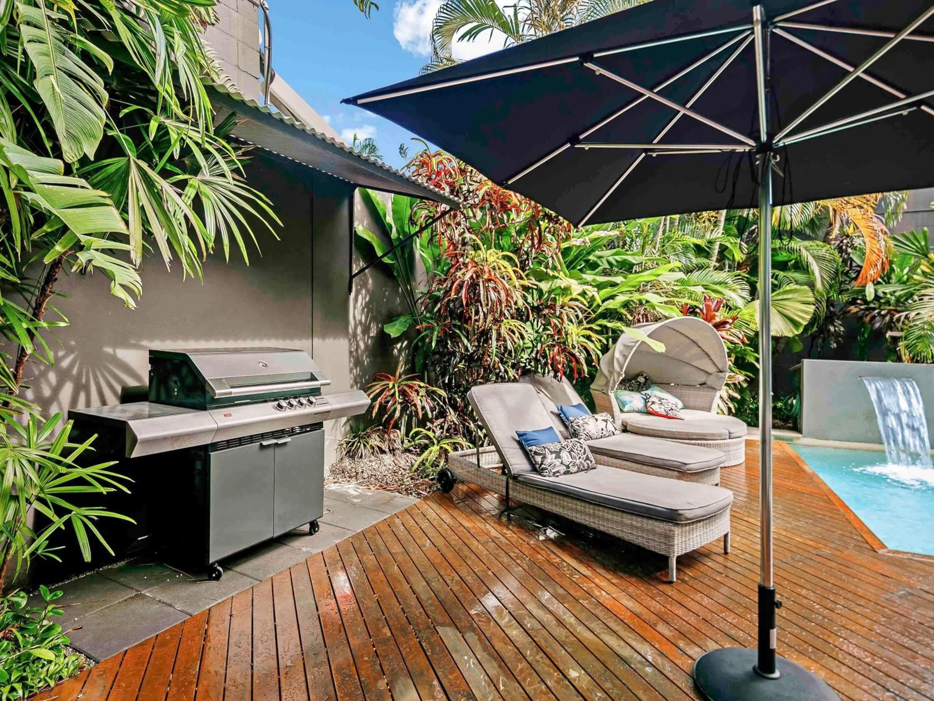 Property building in Mantra on the Inlet