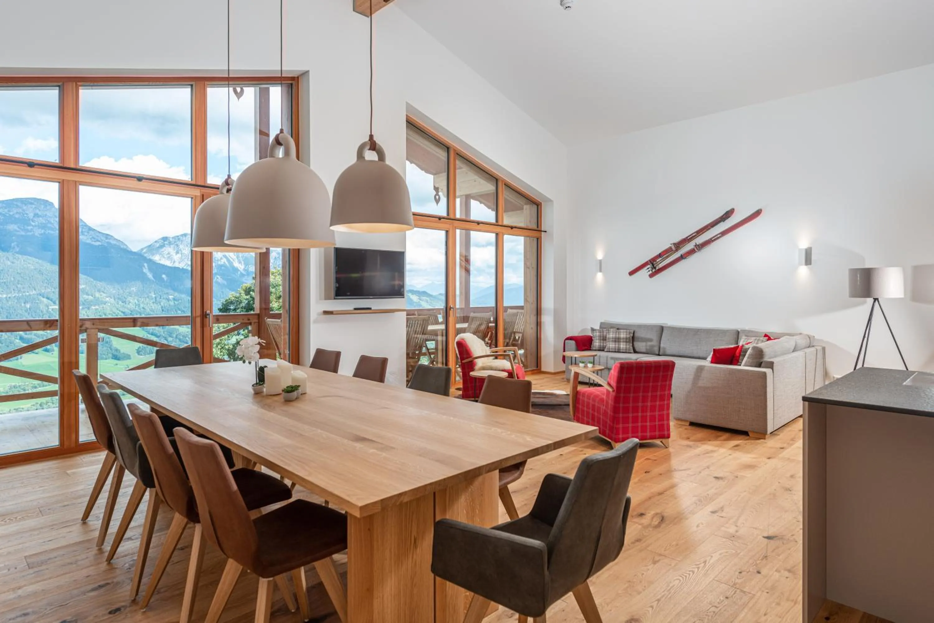 Dining area in Skylodge Alpine Homes