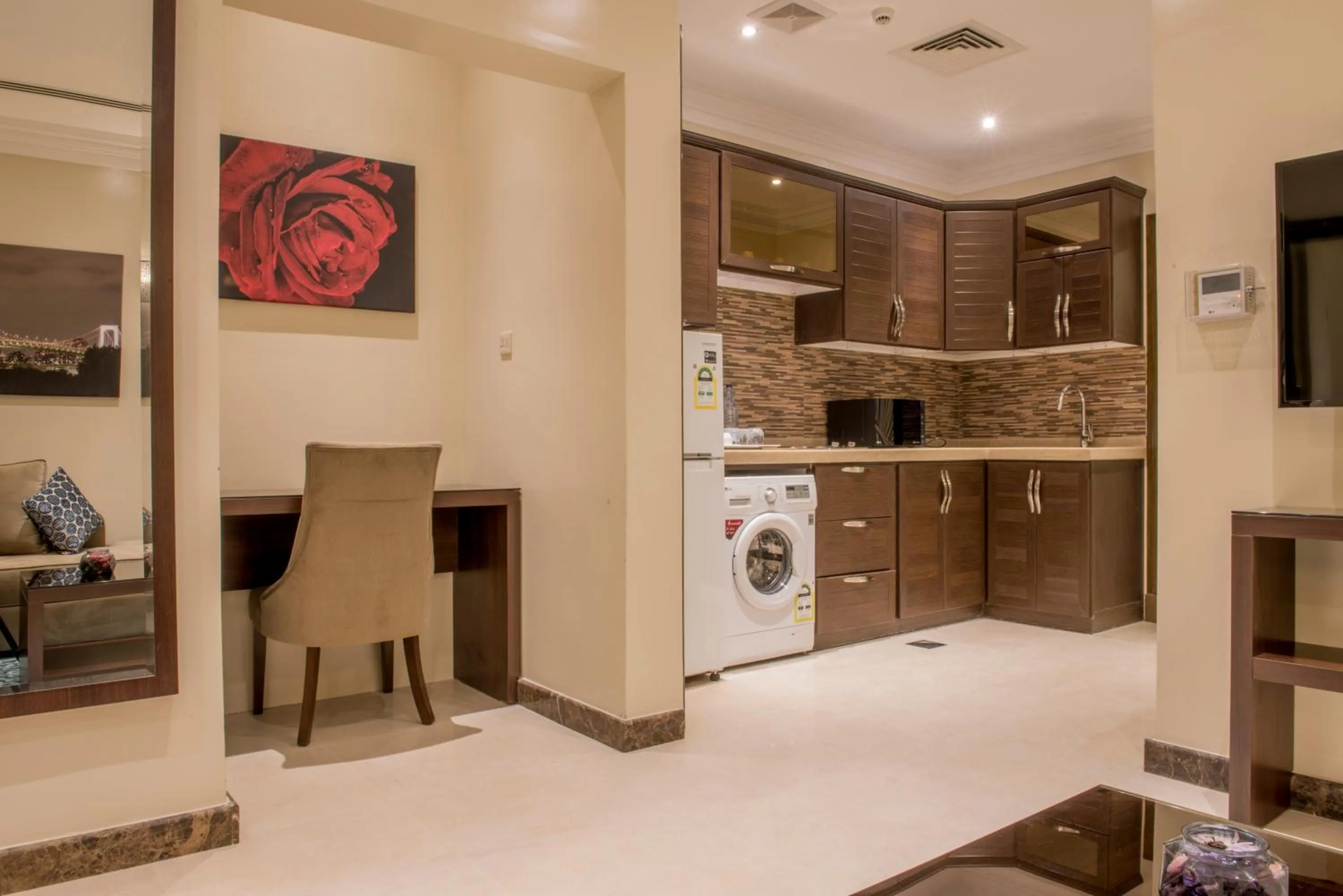 Kitchen or kitchenette in نورمينا الشرق للشقق المخدومة