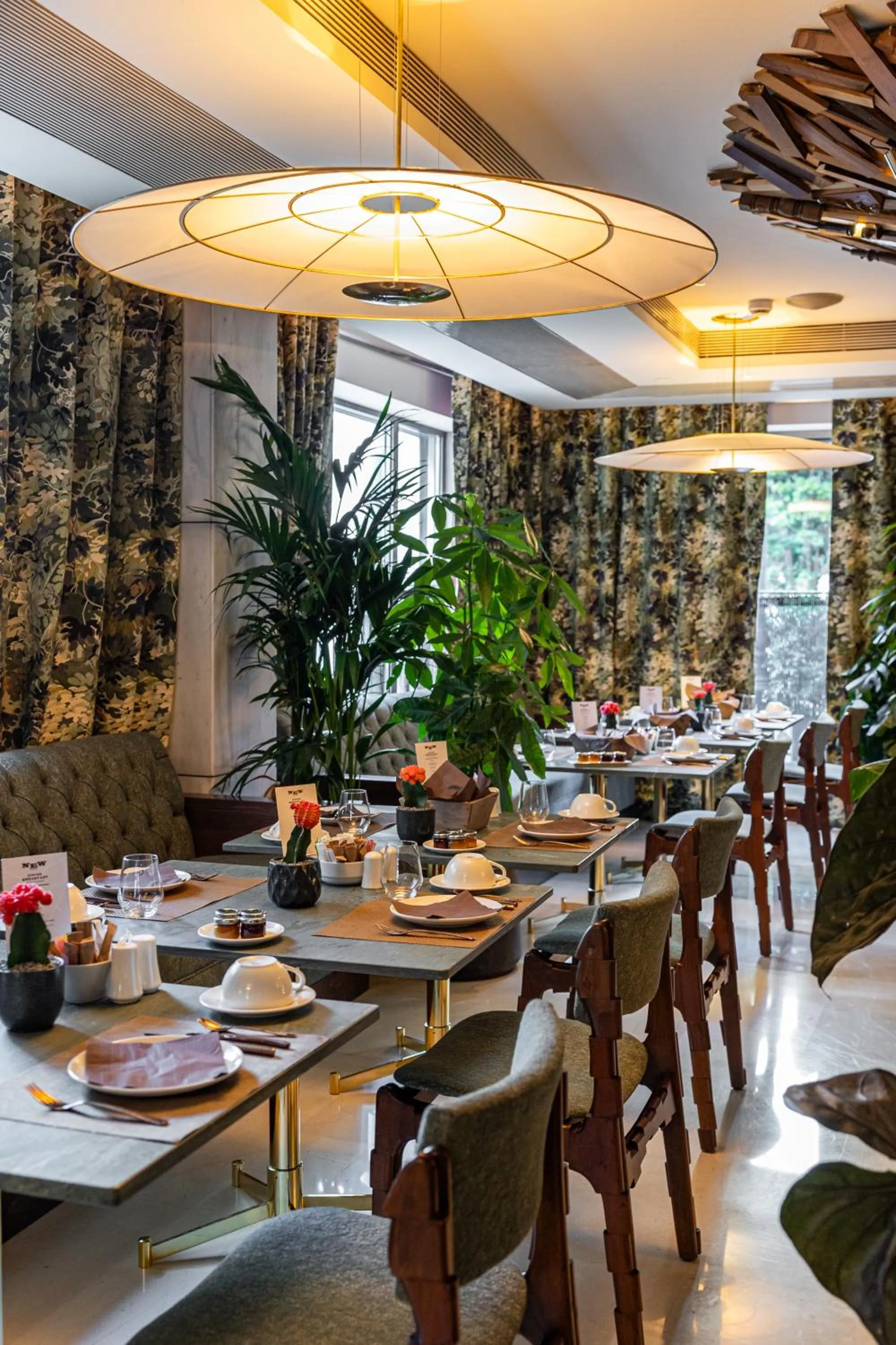 Restaurant/places to eat in New Hotel