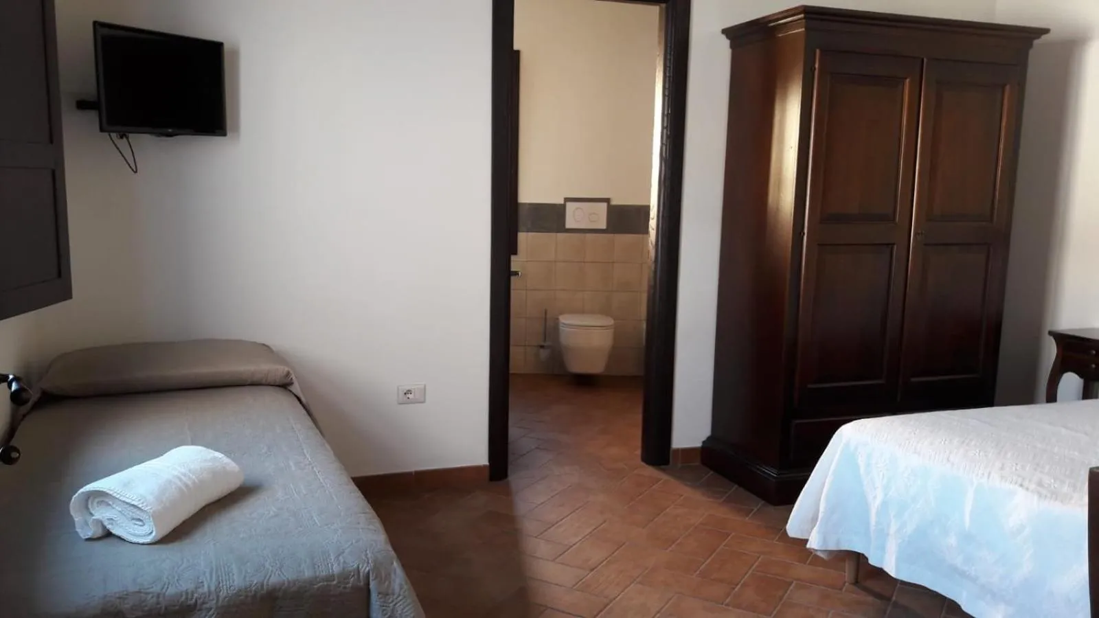 Photo of the whole room, Bed in Ghivine Albergo Diffuso