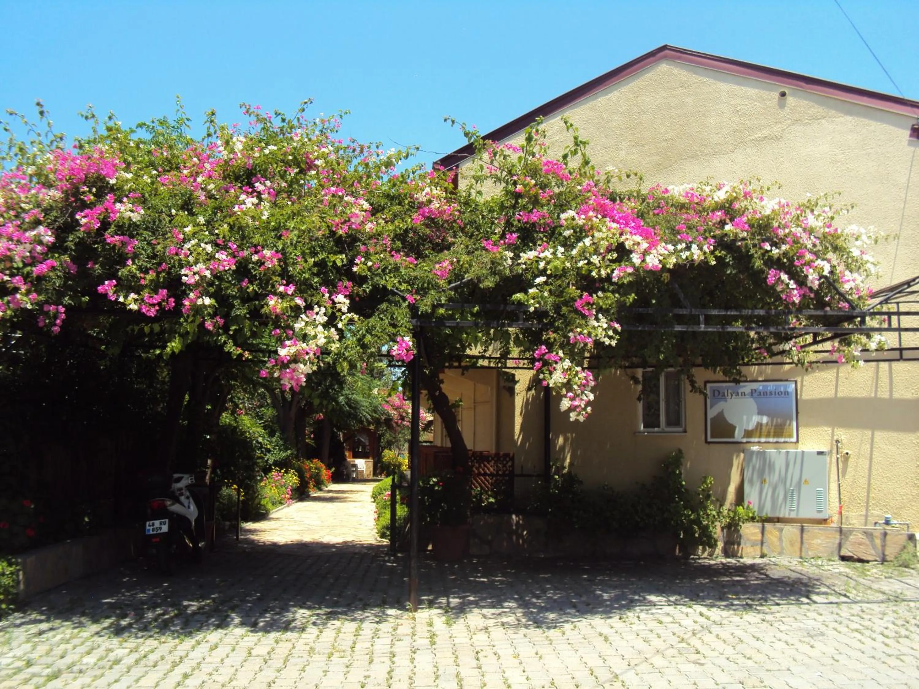 Facade/entrance in Dalyan Pension